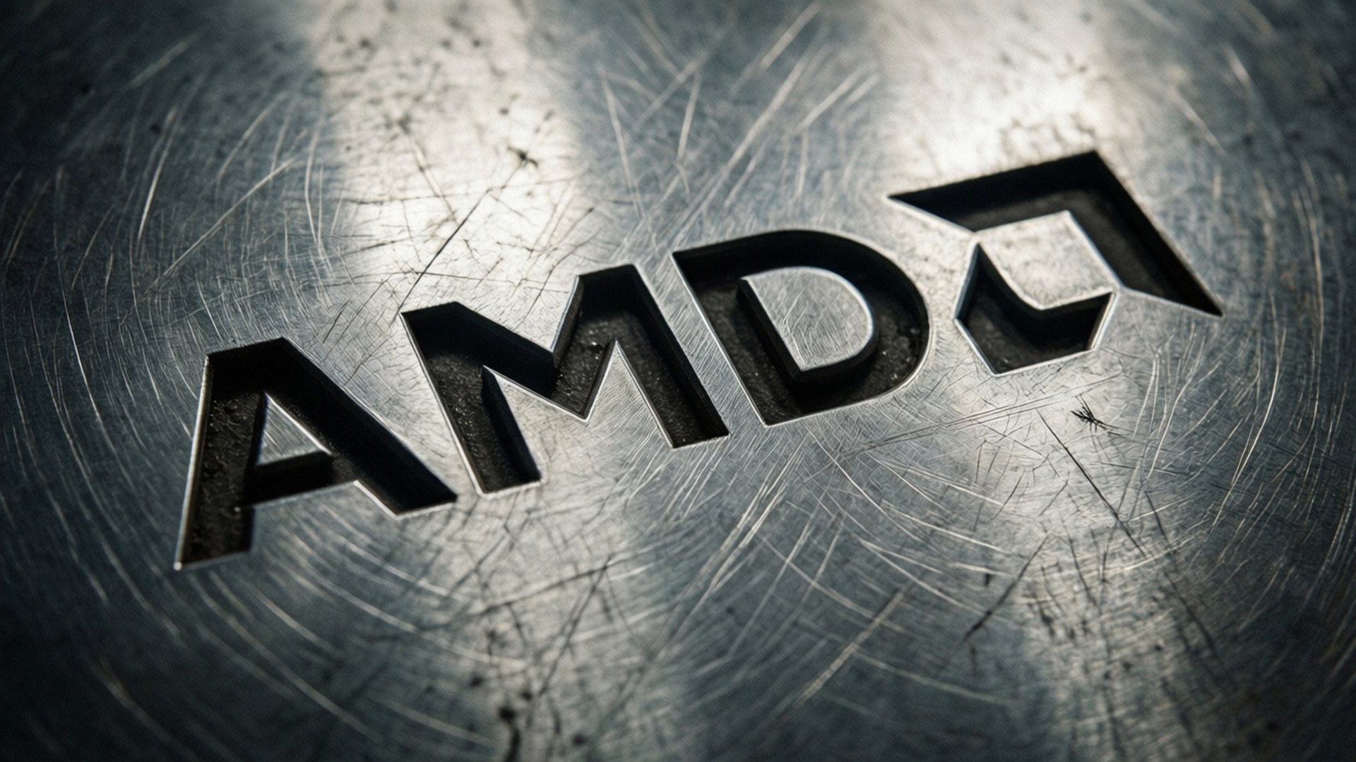 Brushed Metal AMD 壁紙 — AMD標誌壓印在刮花金屬表面上的特寫，帶有戲劇性燈光。