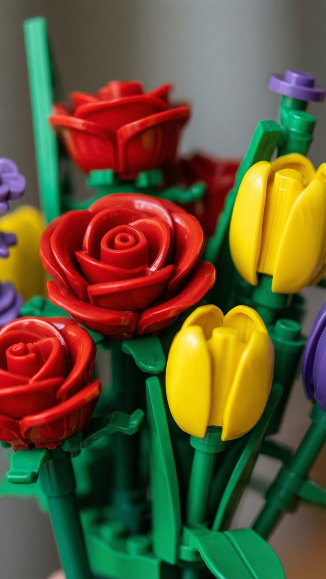 Lego Flower Bouquet 壁紙 — 由彩色塑膠積木製成的鮮豔紅玫瑰和黃色鬱金香特寫，帶有綠色莖。