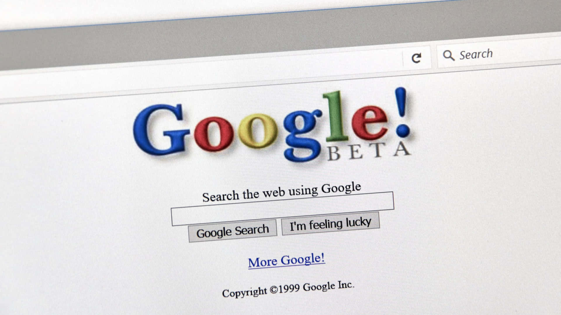 電腦螢幕上顯示的復古 Google Beta 首頁，帶有彩色標誌和搜尋列。 — Google 壁紙