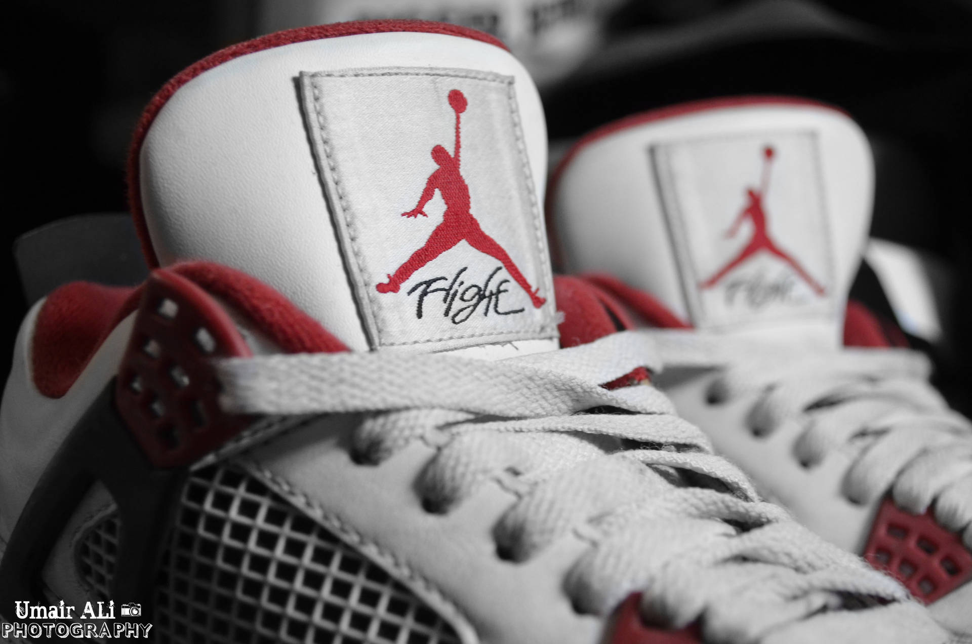 白色和紅色 Jordan Flight 運動鞋，標誌對焦。 — Air Jordan 壁紙