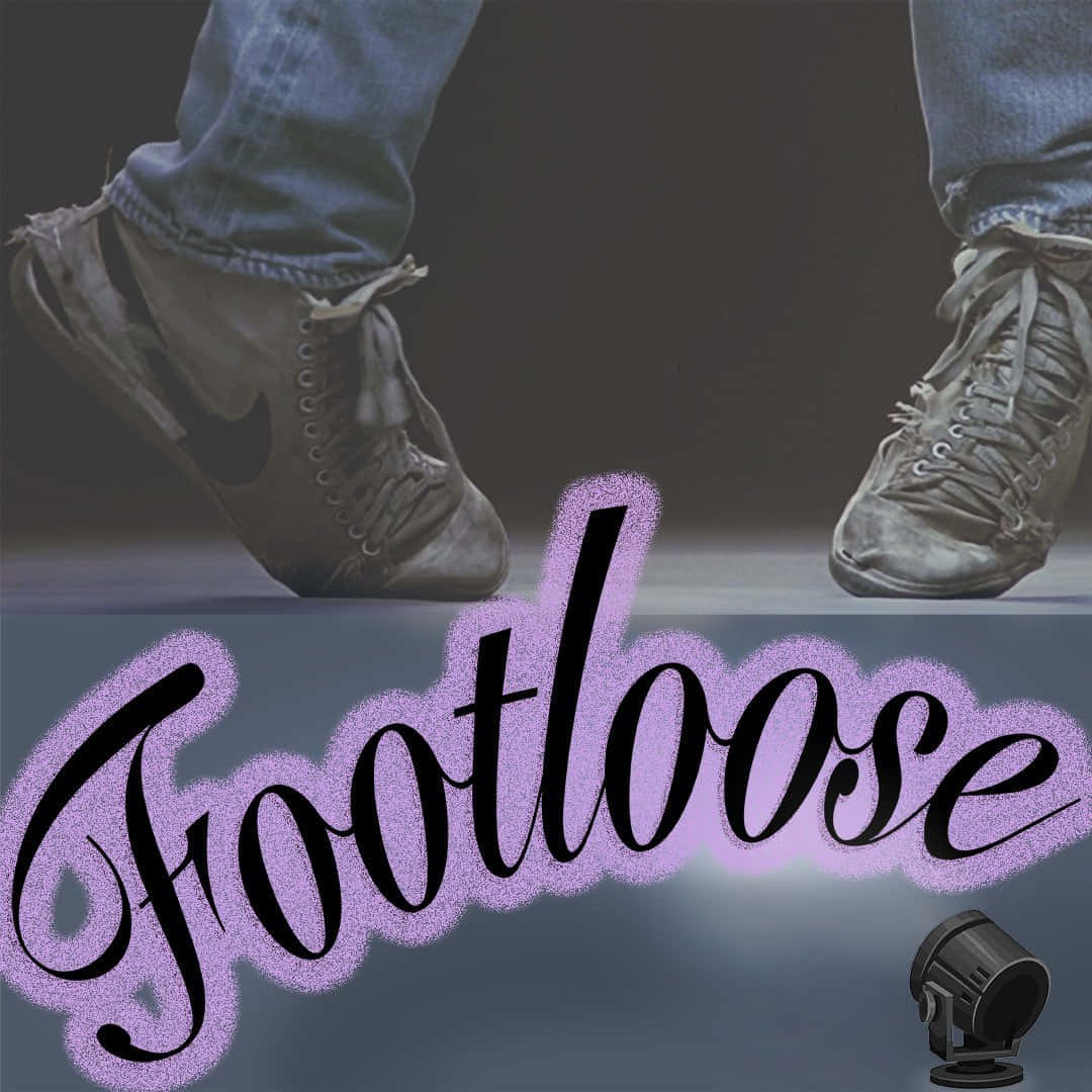  壁紙 — 特寫磨損的運動鞋在黑暗舞台上邁步，帶有發光紫色 'Footloose' 文字和聚光燈。