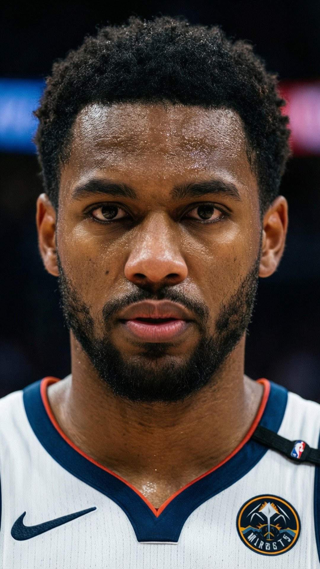 Murray Portrait Intensity 壁紙 — 專注的籃球運動員身穿白色丹佛金塊球衣，帶有海軍藍和橙色飾邊的特寫肖像。