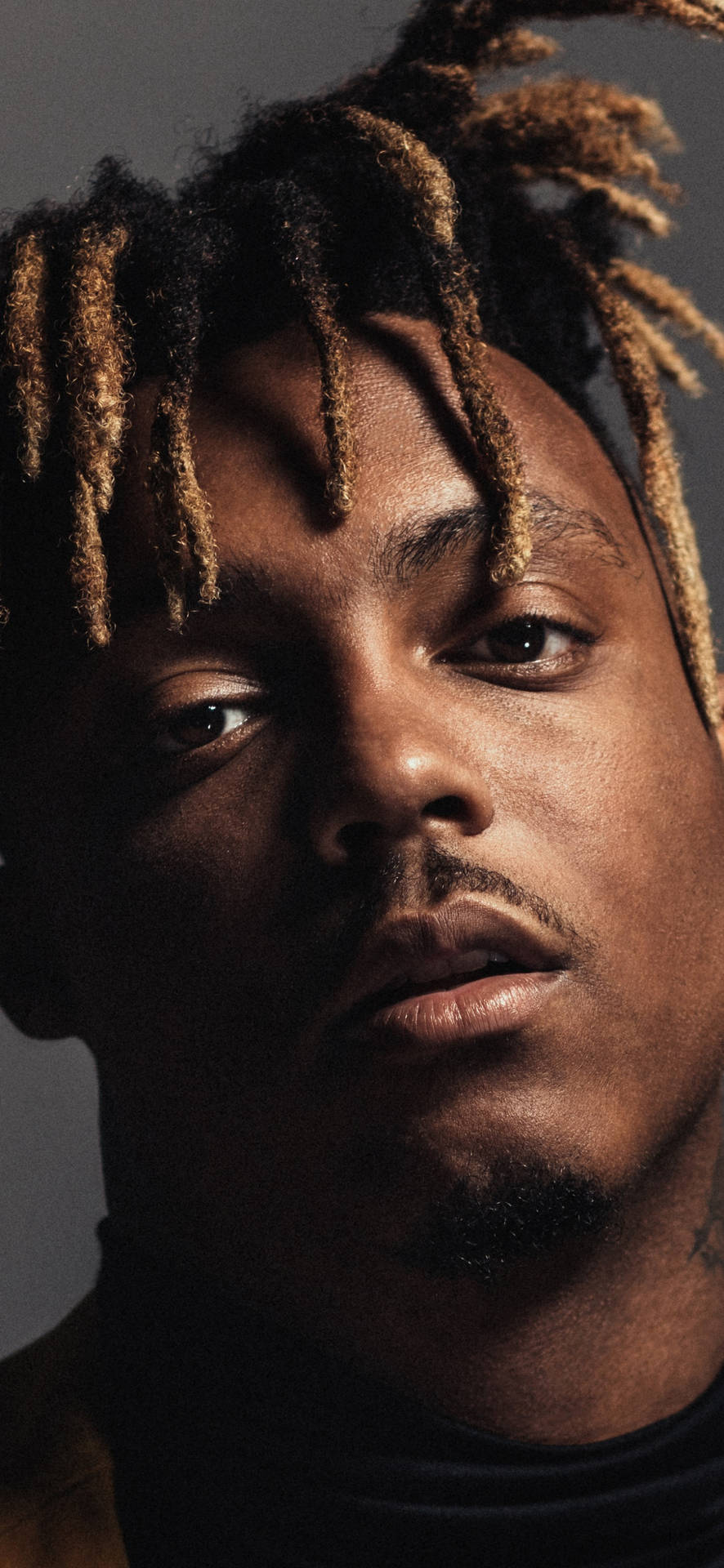 帶有辮子髮型的男士特寫肖像，工作室燈光。 — Juice Wrld 壁紙