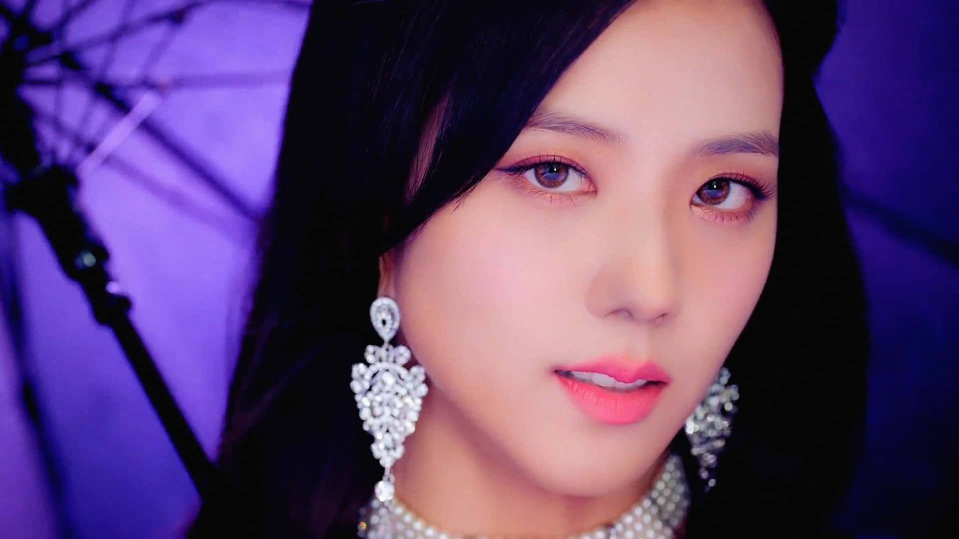 深色頭髮、粉紅嘴唇的女性在攝影棚燈光下拿著紫色雨傘。 — Blackpink 壁紙
