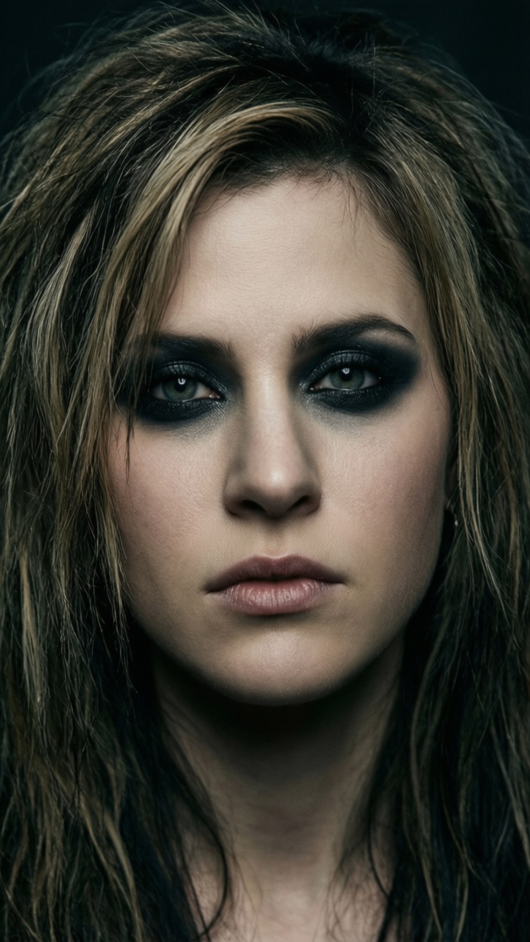 Smoky Eyes Portrait 壁紙 — 一個近距離肖像，一個女人帶著強烈的深色眼妝和凌亂的棕色頭髮，背景是黑色。
