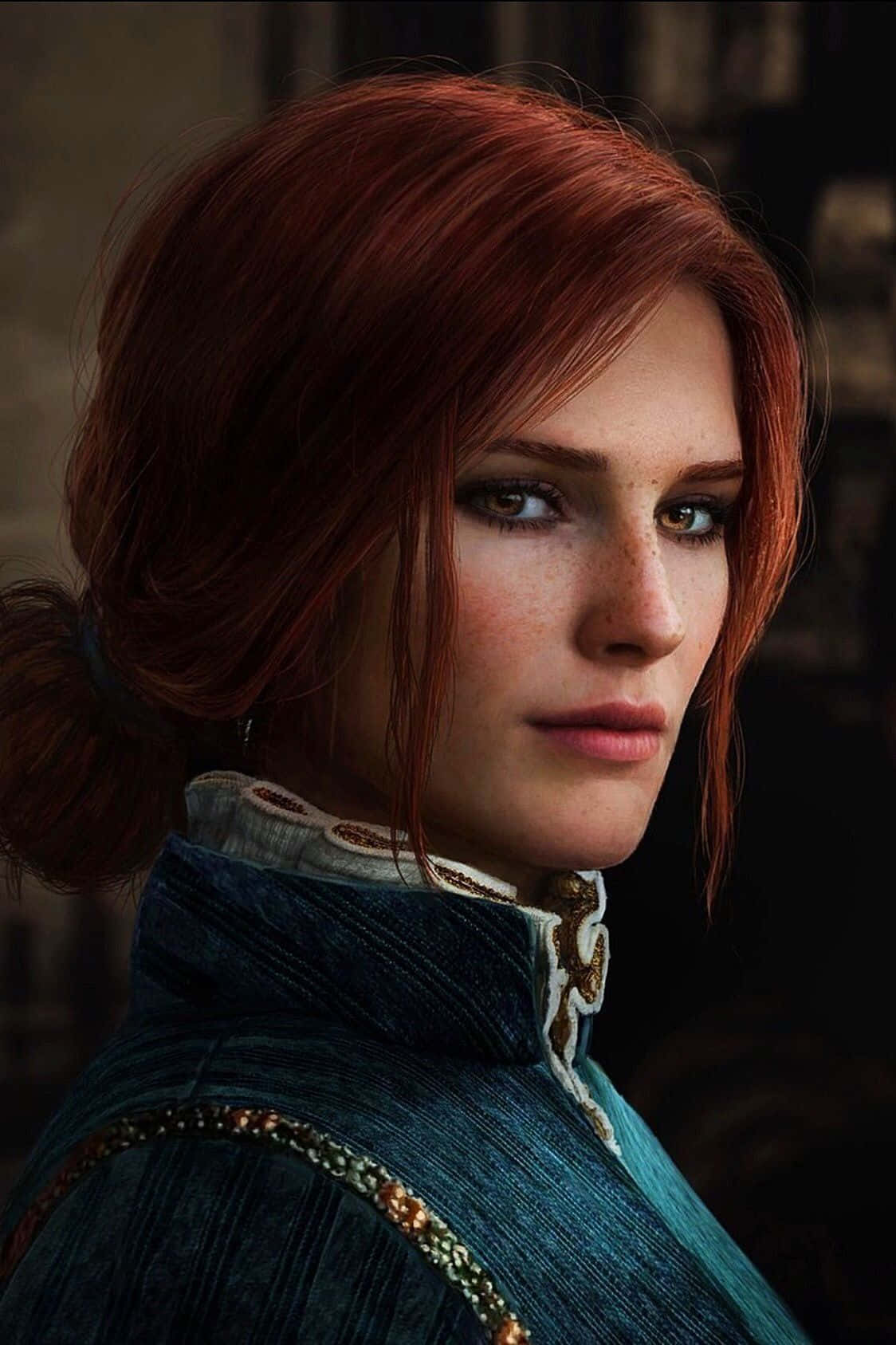 Philippa Eilhart 桌布 壁紙 — 一位紅髮雀斑女性的特寫肖像，身穿細節豐富的藍色中世紀風格外套。