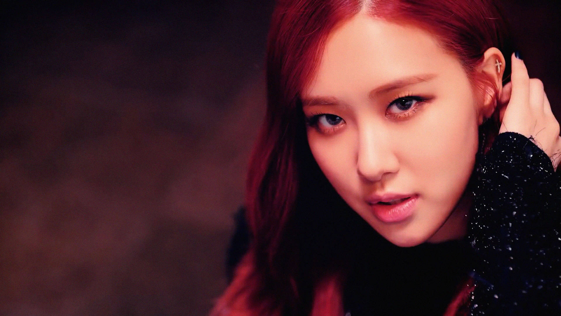 在黑暗工作室肖像中，擁有紅髮和強烈眼神的女性。 — Blackpink 壁紙