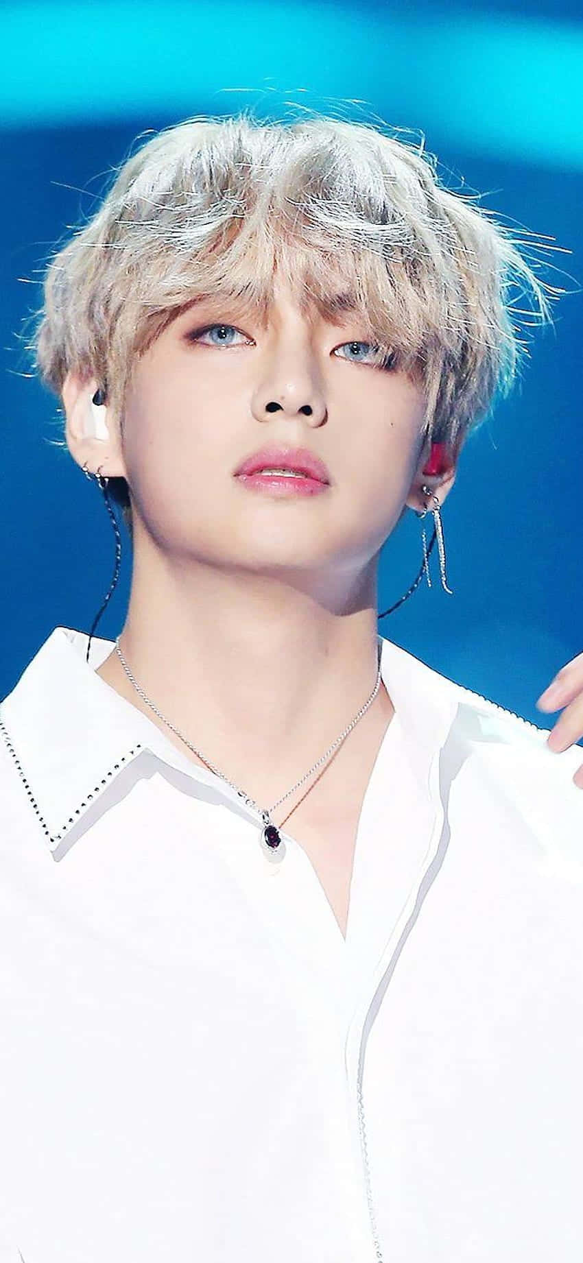 年輕男子，鉑金色頭髮和藍色眼睛，穿著白色襯衫和舞台耳環。 — Bts 壁紙