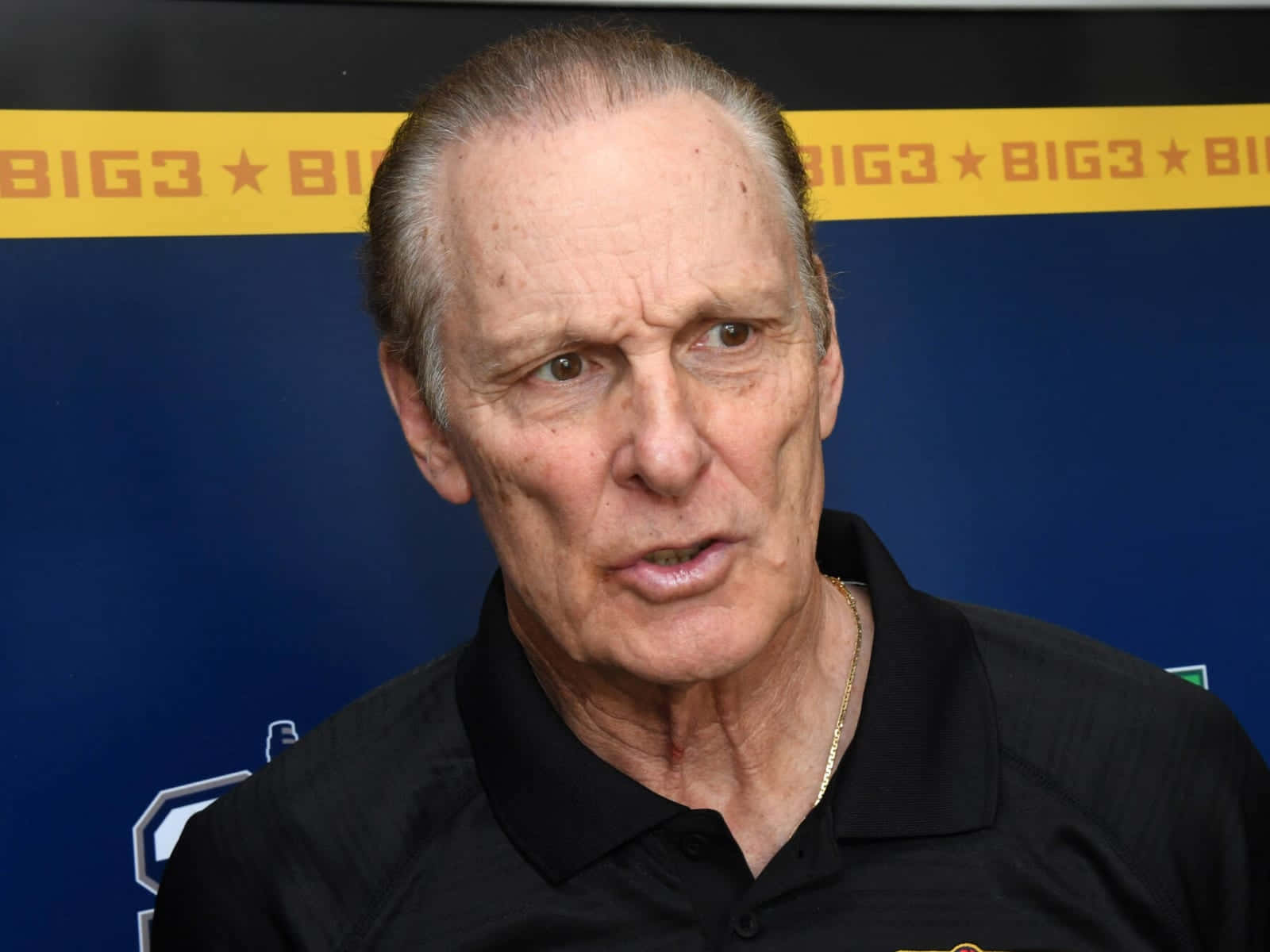 一位年長男士在BIG3活動中表情嚴肅地說話的特寫。 — NBA 壁紙