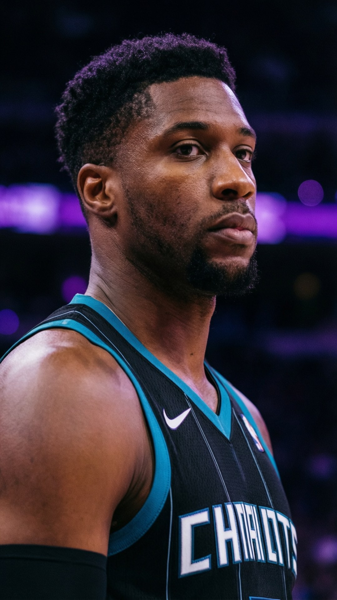 Neon Profile Hornets 壁紙 — 一名身穿黑色和藍綠色夏洛特球衣的籃球運動員的特寫肖像，背景是模糊的紫色體育場燈光。