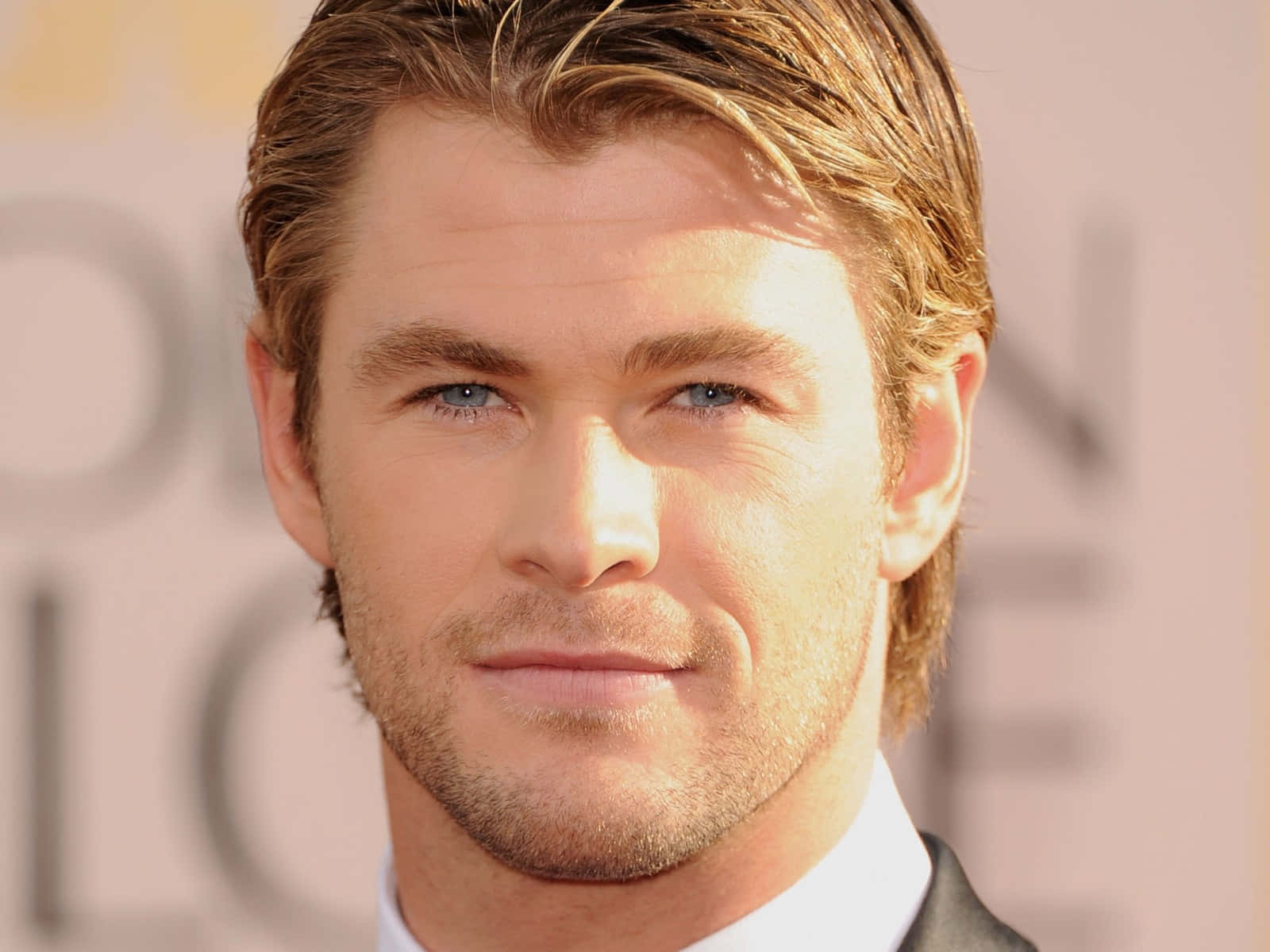人像動態 桌布 壁紙 — Chris Hemsworth 在黃金時段活動中的近距離肖像，藍眼睛和造型頭髮。