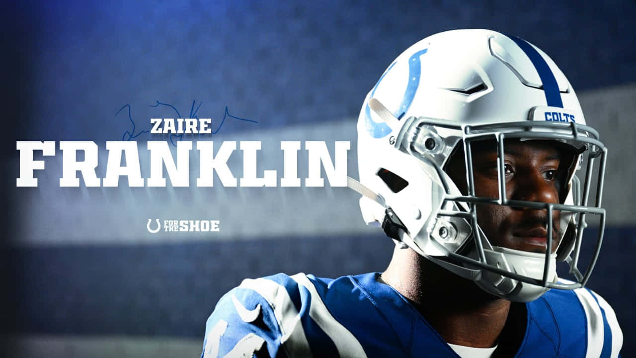  壁紙 — 近距離肖像，足球運動員Zaire Franklin身穿印第安納波利斯小馬隊頭盔和球衣，背景為深藍色攝影棚。