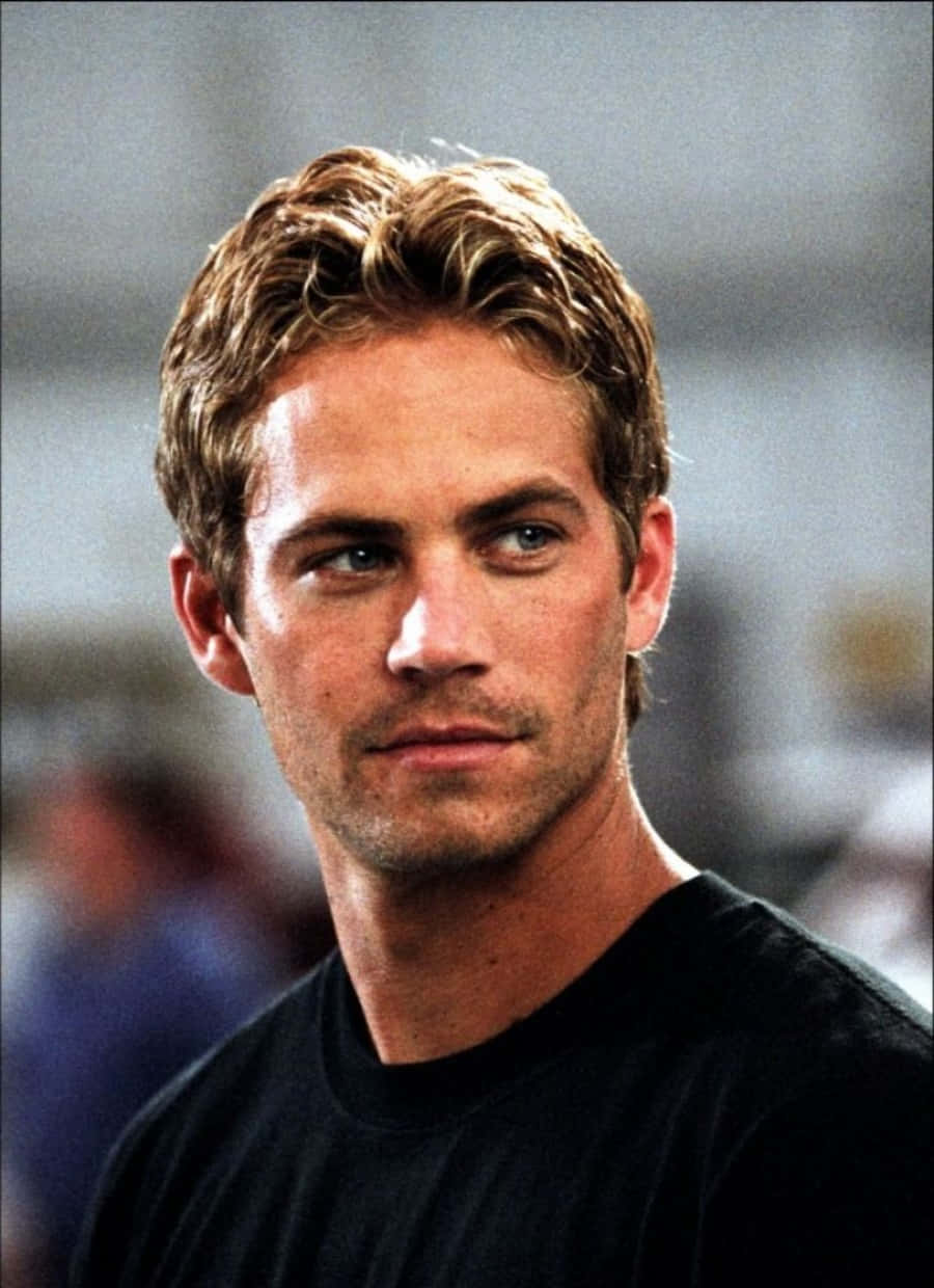 演員 Paul Walker 的 close-up 肖像，身穿黑色 T 恤。 — 保羅·沃克汽車 壁紙