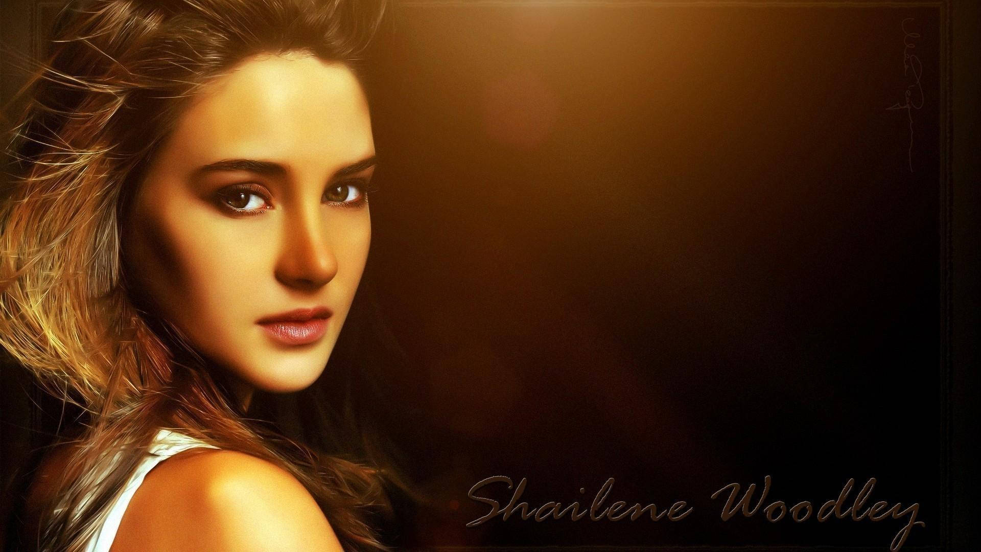 Shailene Woodley 桌布 壁紙 — Shailene Woodley 的 close-up 肖像，金色頭髮和柔和光線，背景溫暖模糊。