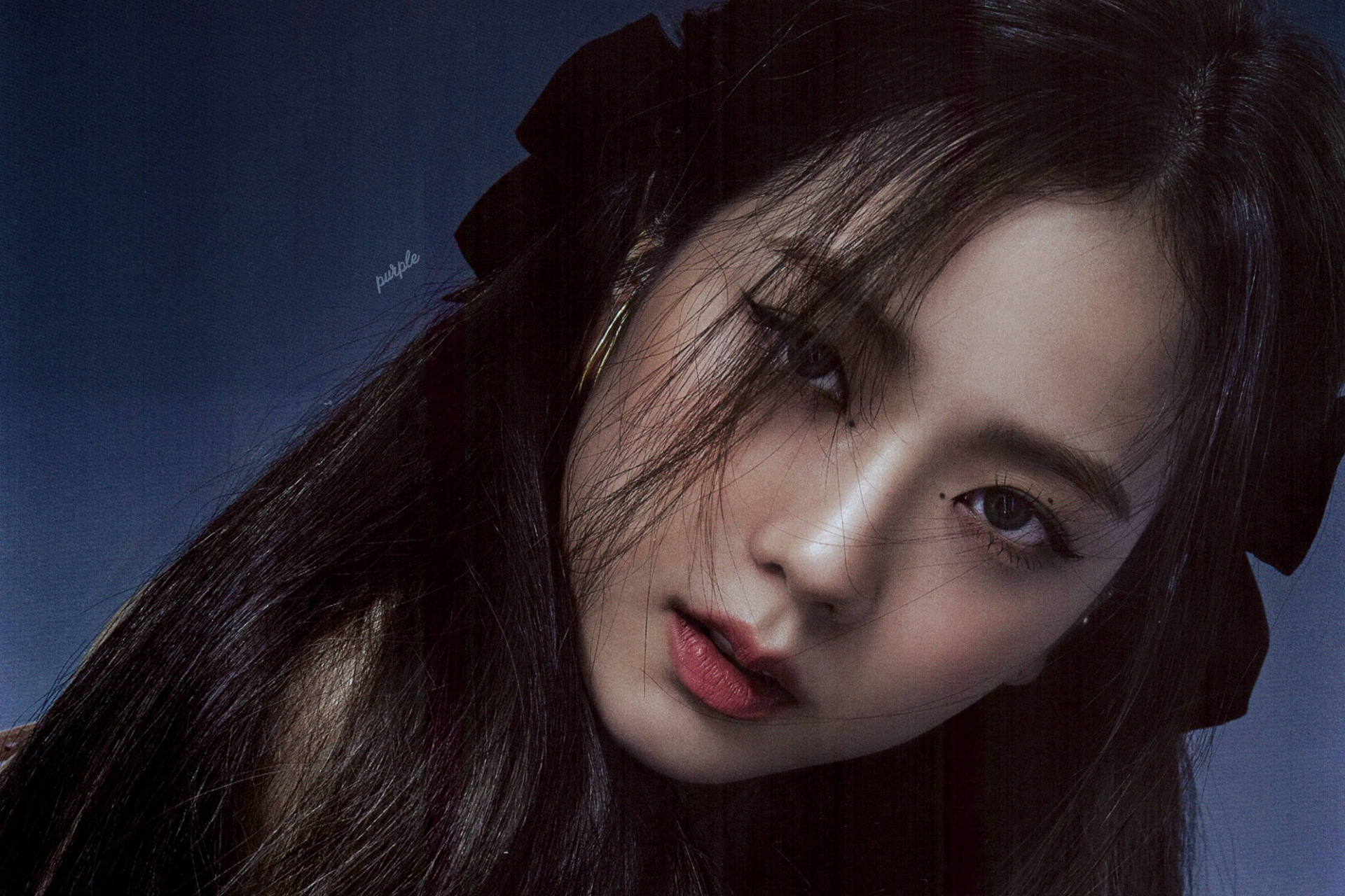深色頭髮和紅唇的年輕女子在攝影棚環境中直視觀眾。 — Blackpink 壁紙