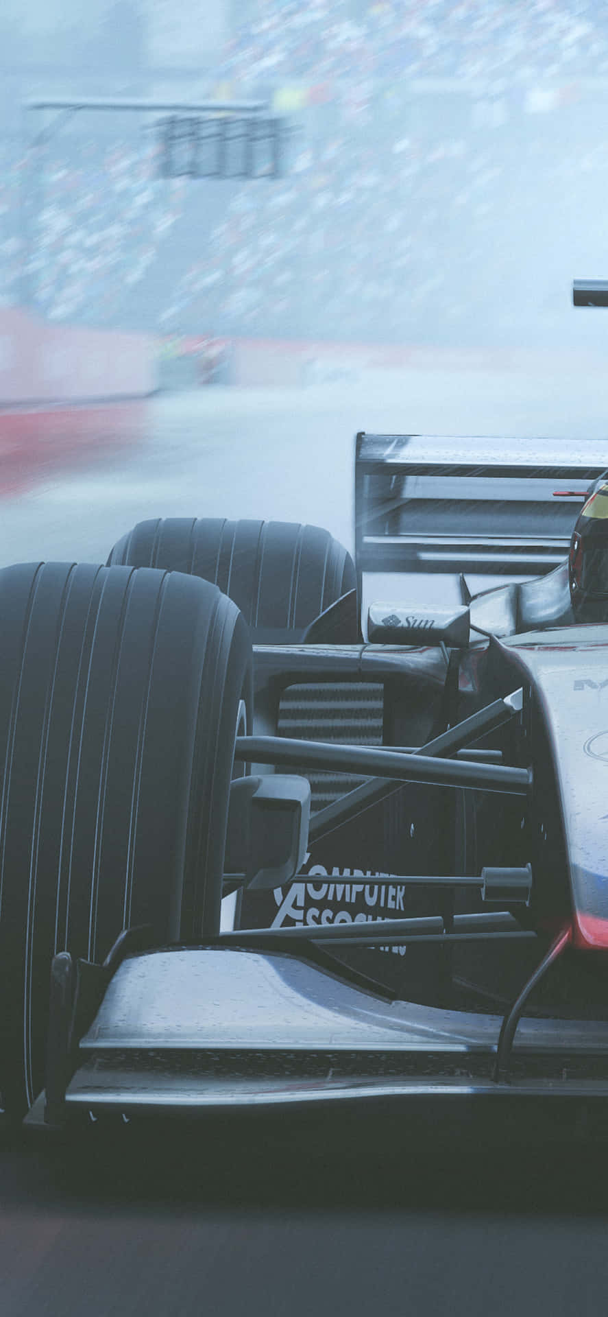 賽車在賽道上疾馳，背景有模糊的人群。 — F1 壁紙