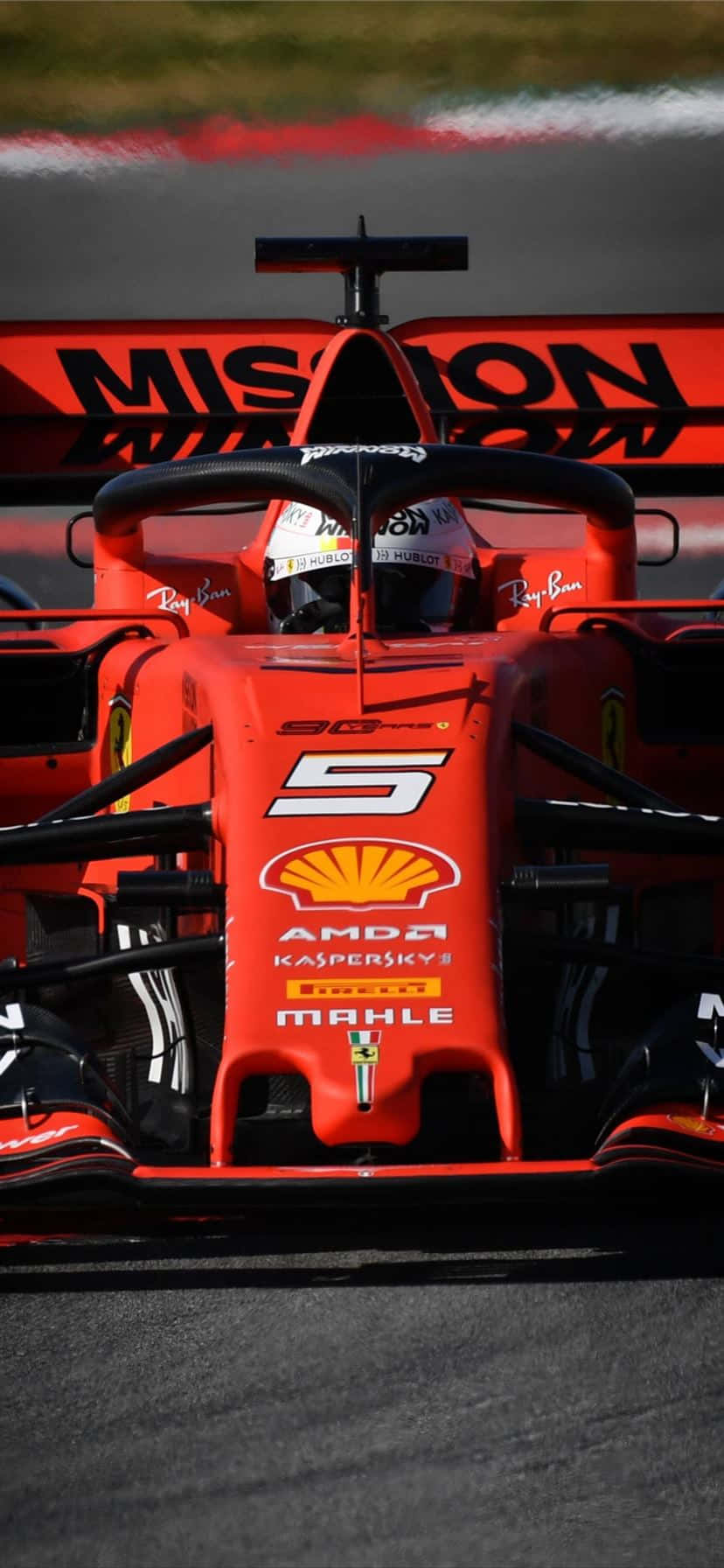 紅色法拉利F1賽車與車手在賽道上 — 賽車 壁紙