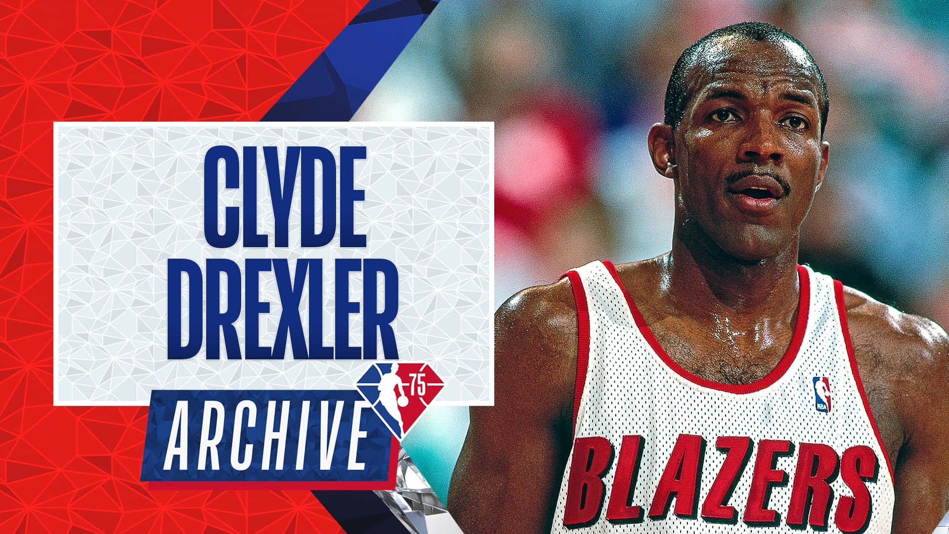 籃球 桌布 壁紙 — Clyde Drexler 身穿波特蘭拓荒者球衣，在幾何紅藍背景和 'Clyde Drexler Archive' 文字疊加下，於籃球比賽中顯得專注。