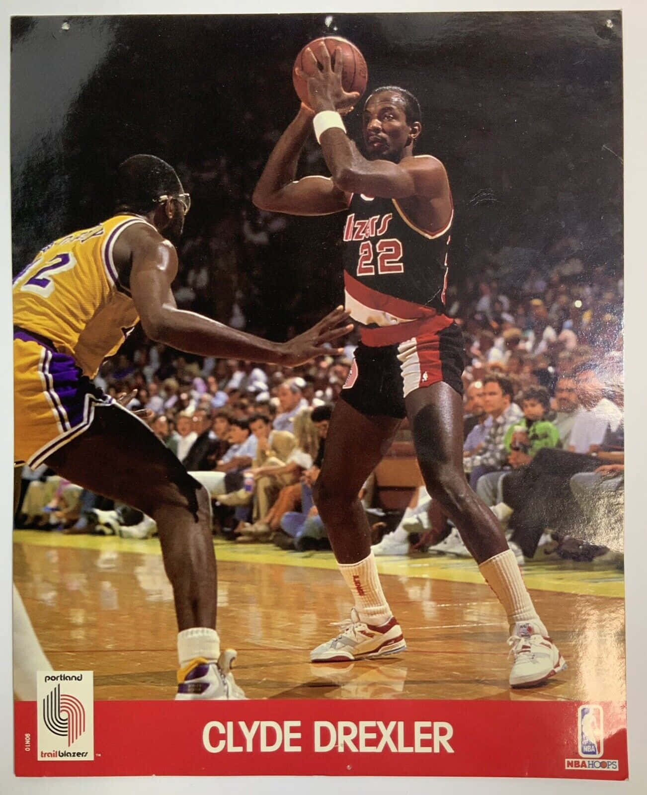 籃球 桌布 壁紙 — Clyde Drexler 身穿波特蘭拓荒者球衣，在滿座的球場中準備投籃，同時被湖人球員防守。