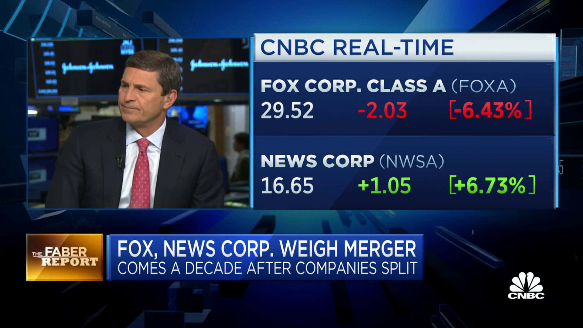 Anchor 桌布 壁紙 — CNBC新聞主播正在討論Fox與News Corp的合併，背後藍色數位螢幕上顯示股票報價。