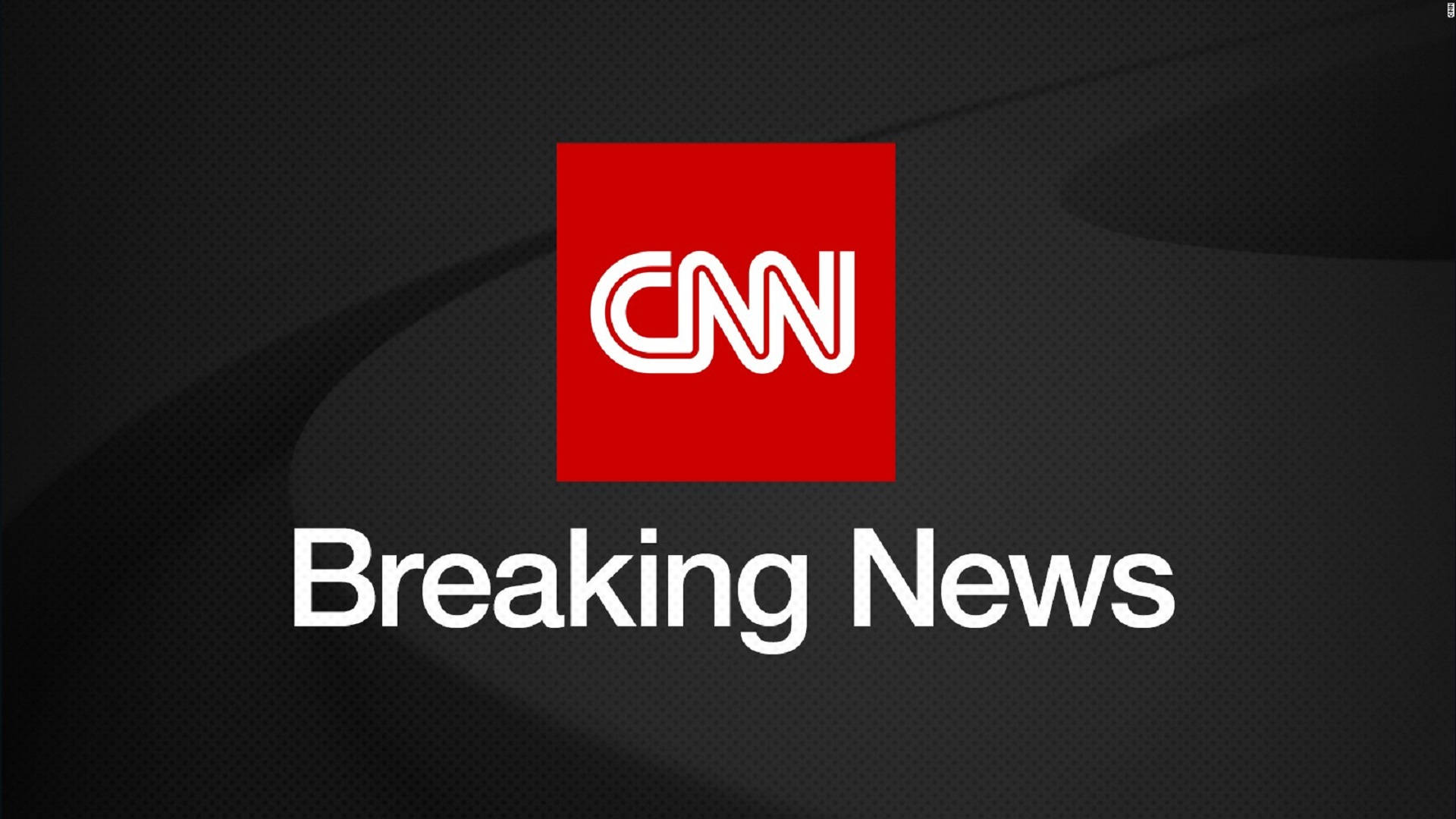 Cnn 桌布 壁紙 — CNN Breaking News 標誌，以粗體白色文字顯示在深色紋理背景上，並帶有一個紅色正方形。