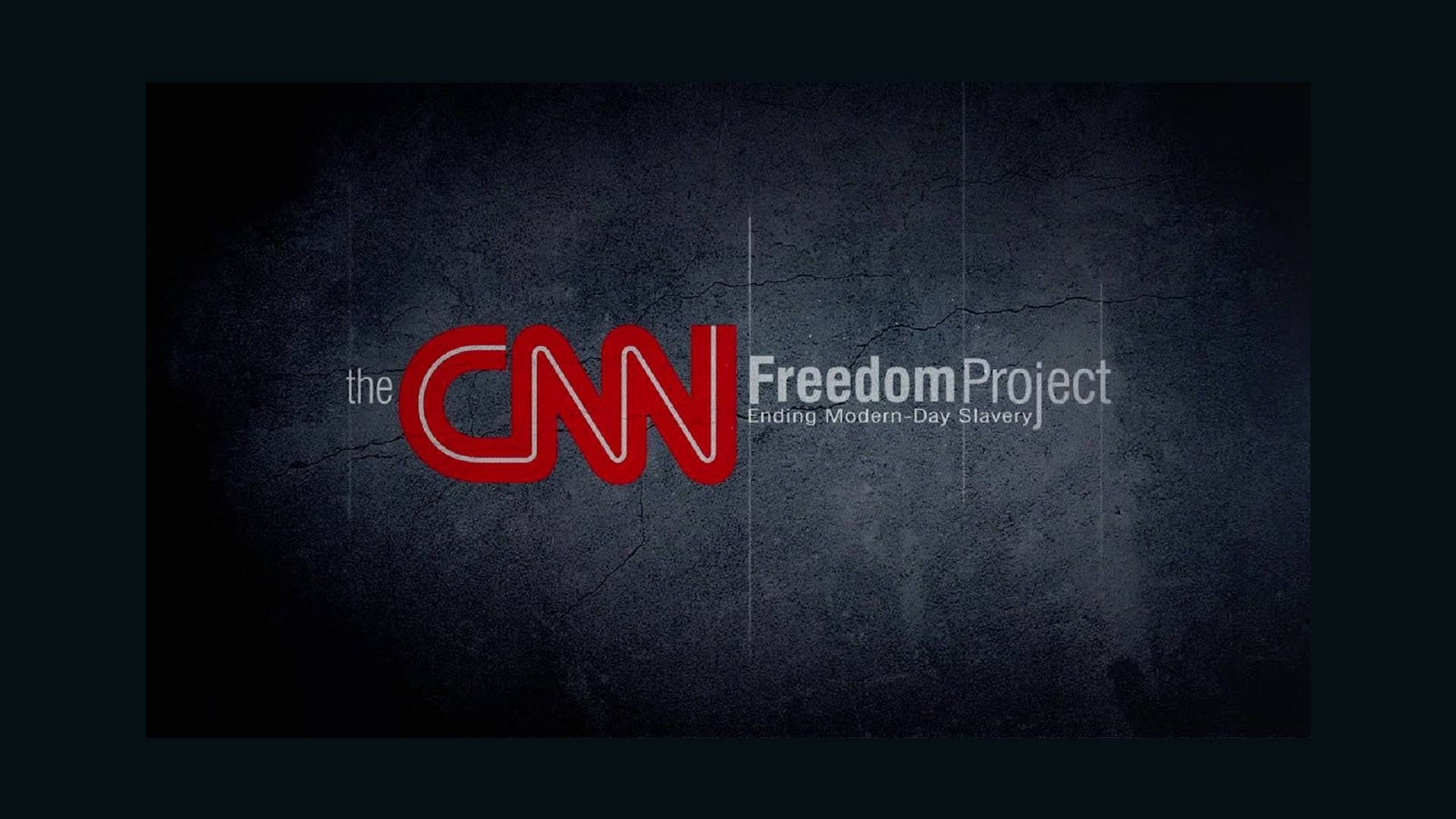 有線電視新聞網 桌布 壁紙 — CNN Freedom Project 標誌以粗體紅色顯示在帶有微弱垂直線條的裂紋深灰色牆壁上。