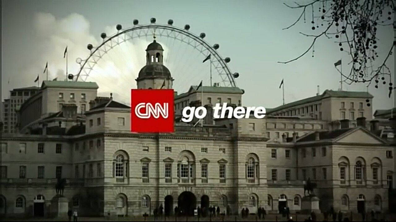 Cnn 桌布 壁紙 — CNN標誌疊加在歷史悠久的倫敦建築物上，倫敦眼在後方以柔和色調可見。