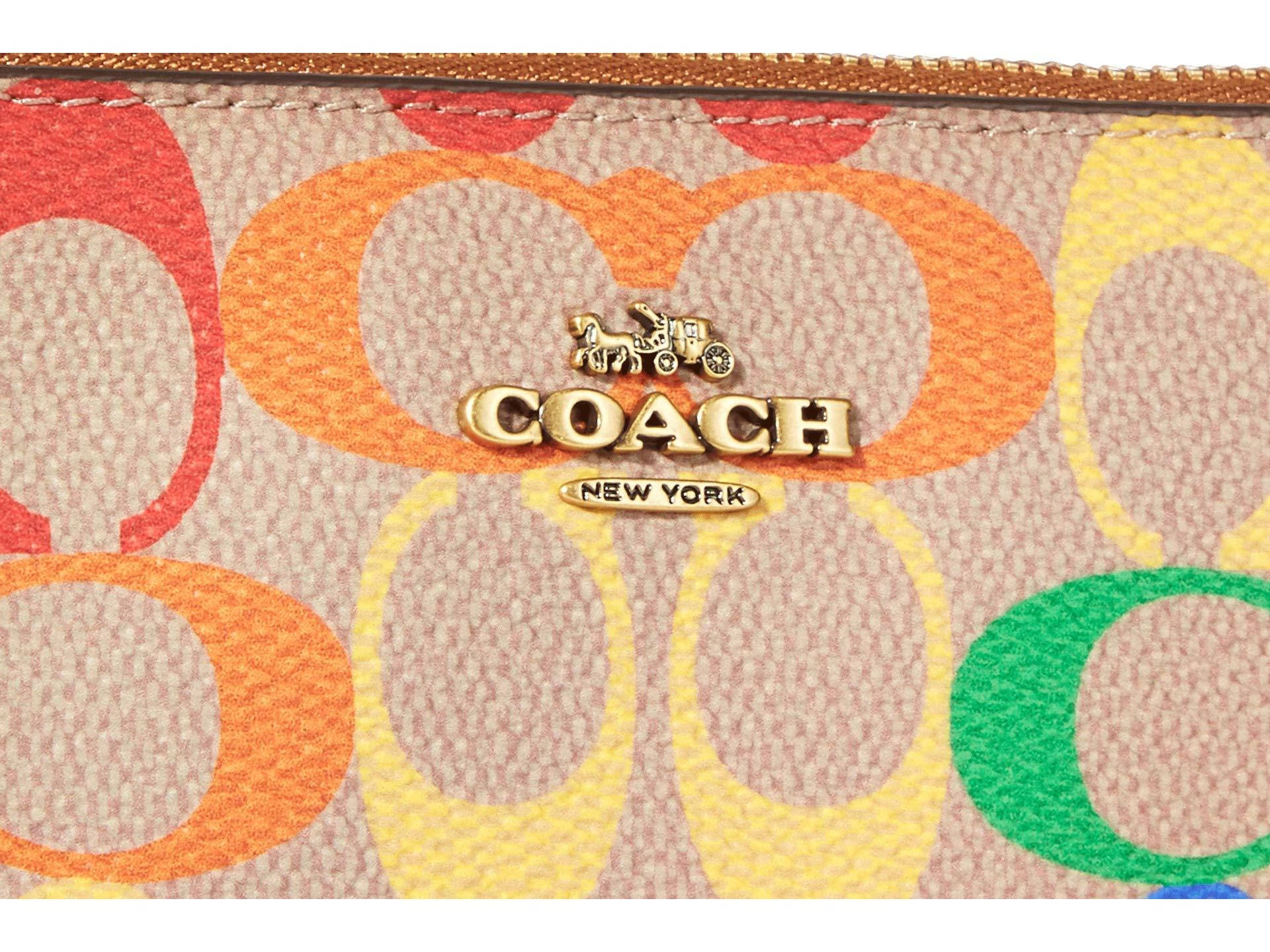 Coach 桌布 壁紙 — Coach 彩色錢包特寫，在紋理米色皮革上重複出現橙色、黃色、綠色和紅色的C標誌。