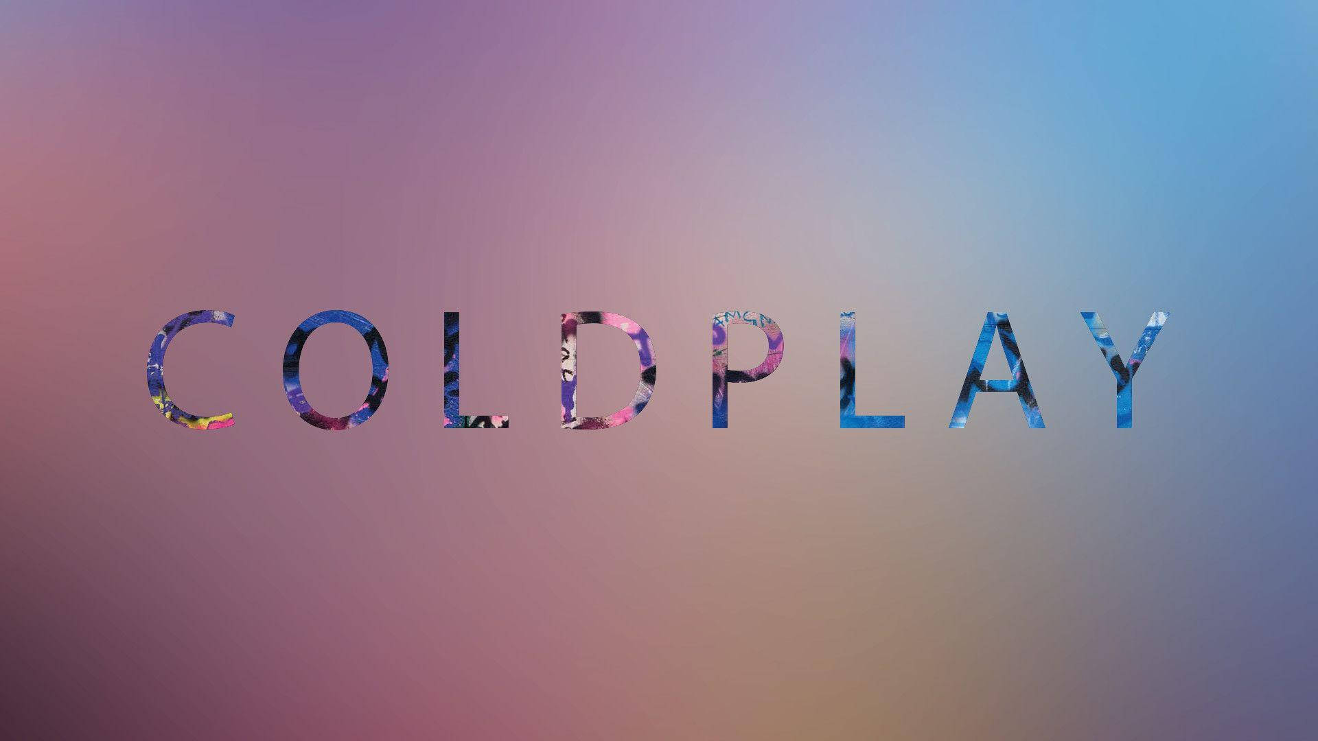 酷玩樂團 桌布 壁紙 — 「COLDPLAY」一詞以粗體字母呈現，字母內填滿色彩繽紛的花卉圖案，背景為粉紅和藍色的柔和漸變色。