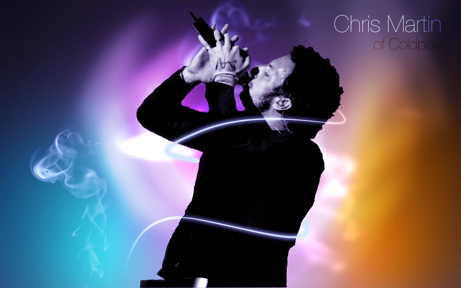 Chris Martin 桌布 壁紙 — Coldplay 的 Chris Martin 在紫色、藍色和橙色的鮮豔漸變燈光以及發光的煙霧漩渦背景下，熱情地對著麥克風唱歌。