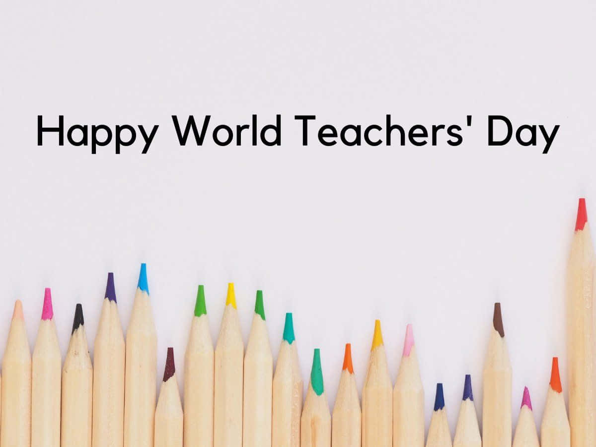  壁紙 — 色彩繽紛的削尖鉛筆排成一排，上方有「Happy World Teachers' Day」文字，背景為純白色。