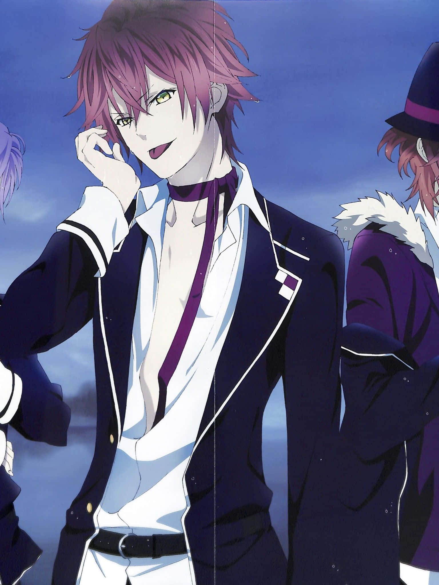 Reiji Sakamaki 桌布 壁紙 — 一個自信的動漫男性，擁有尖刺的粉紅色頭髮和黃色眼睛，穿著深色西裝外套，在暮色天空下擺姿勢。
