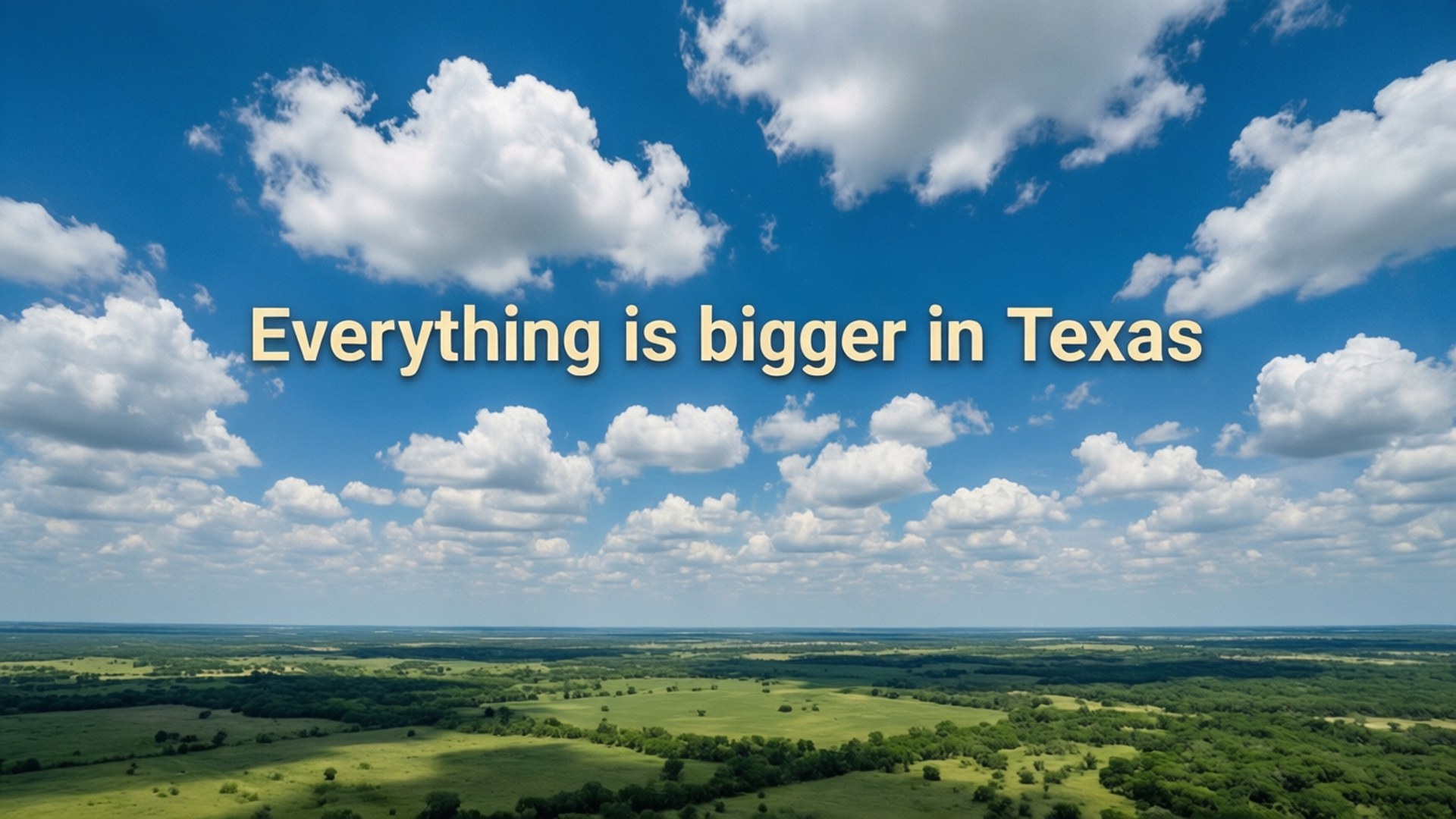Big Texas Sky Quote 壁紙 — 從高空俯瞰廣闊的綠色德克薩斯平原，明亮的藍天點綴著蓬鬆的白雲，並帶有文字疊加。