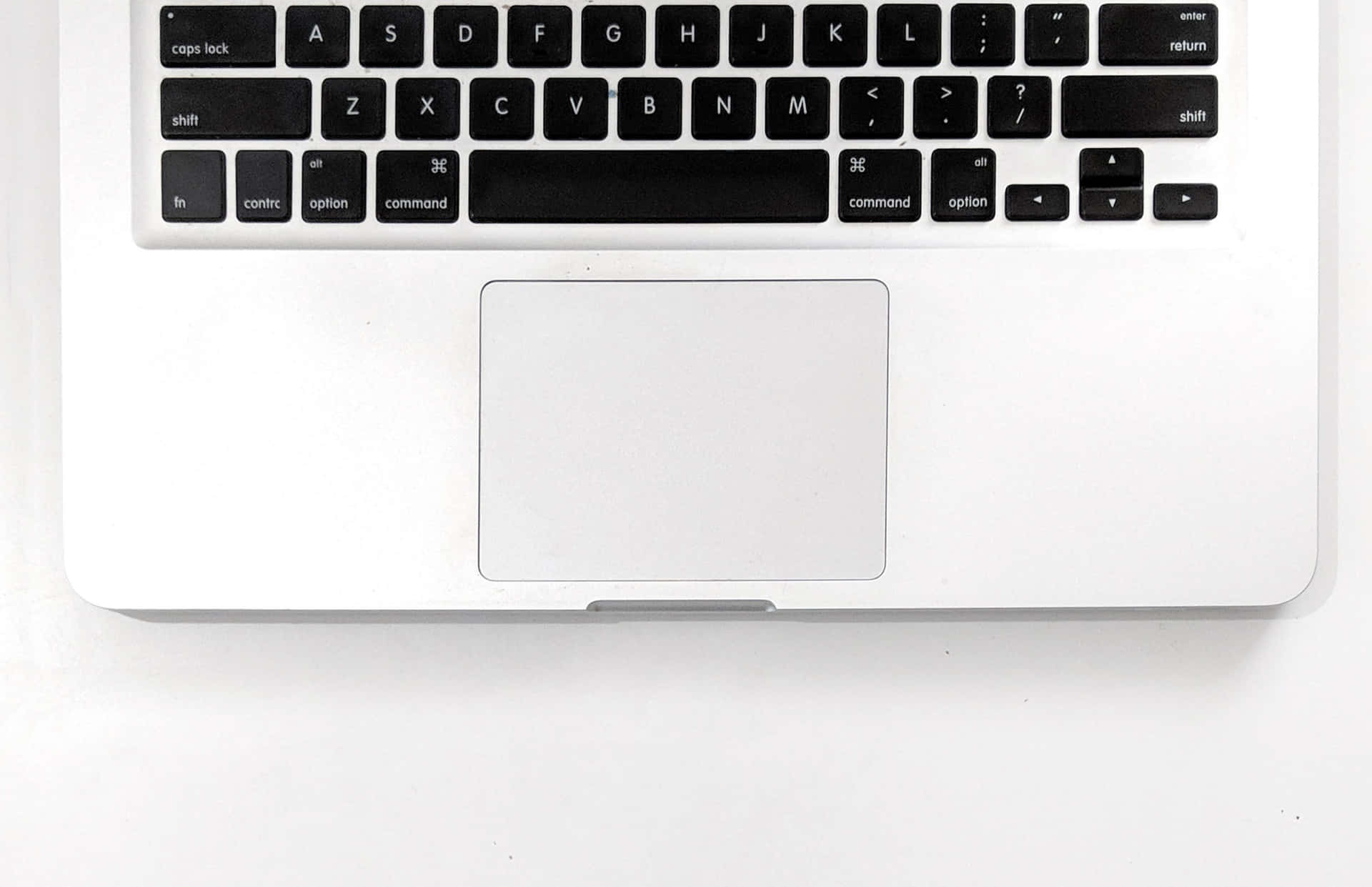 白色表面上的銀色筆記型電腦鍵盤和觸控板 — Macbook Pro 壁紙