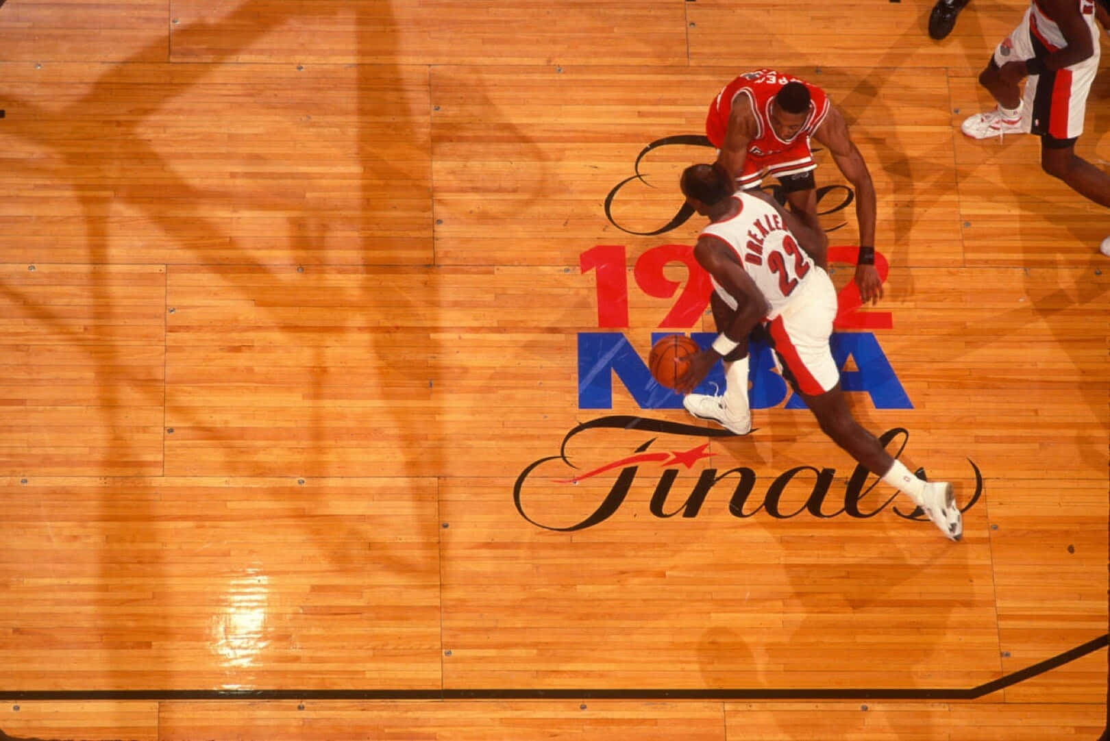 1992年NBA總決賽籃球比賽，球員在木地板上移動。 — NBA 壁紙