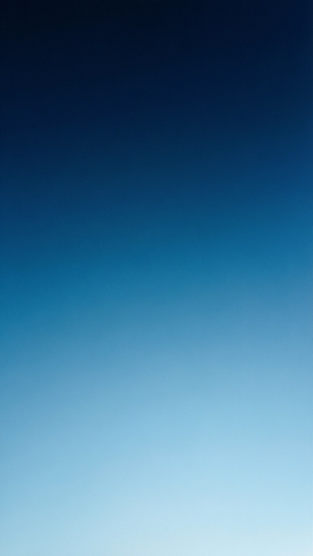 Navy to Sky Gradient 壁紙 — 從深海軍藍過渡到柔和青藍色的寧靜漸變天空。