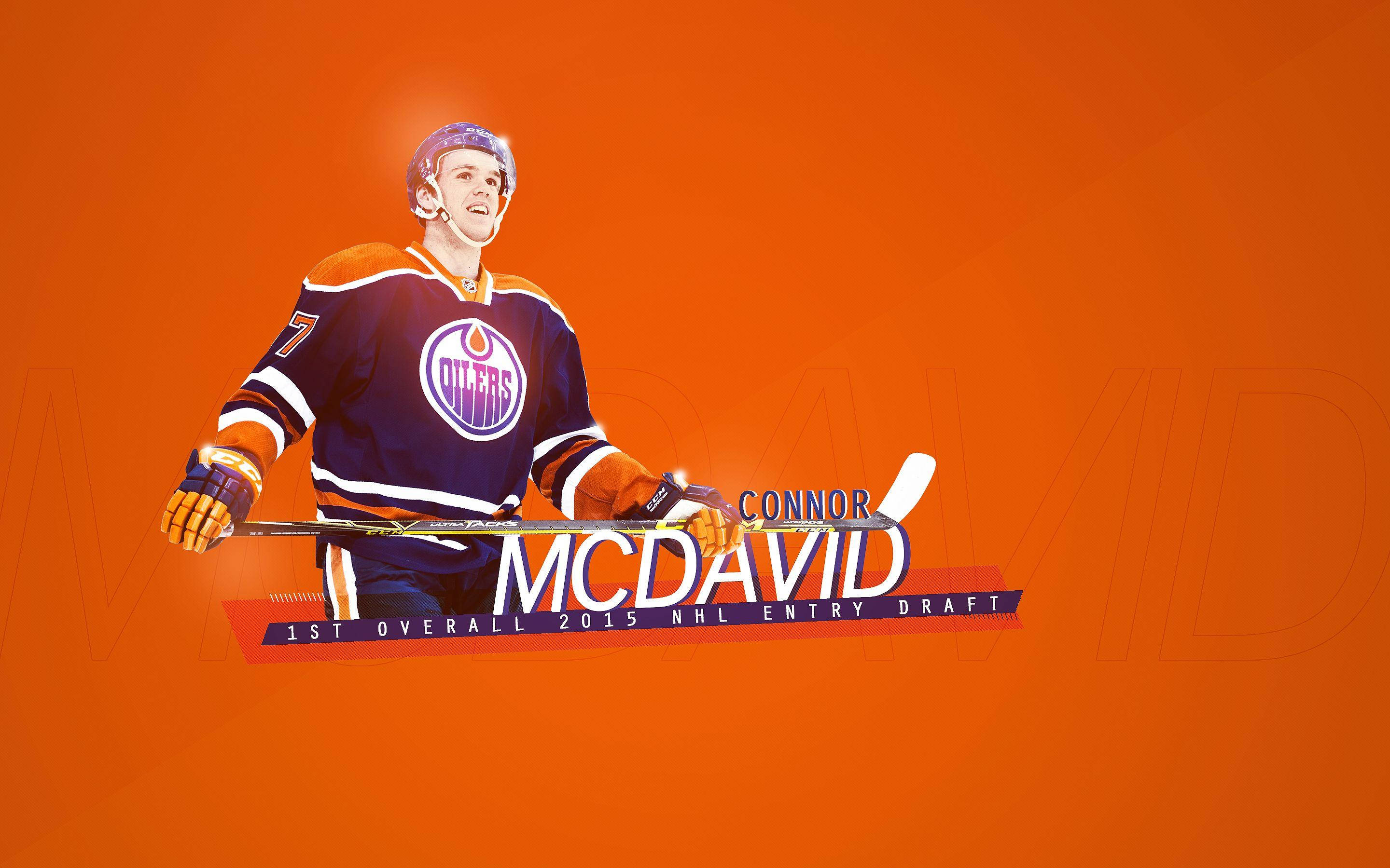 hockey 桌布 壁紙 — Connor McDavid 身穿愛民頓油人隊球衣，在鮮豔的橙色背景上手持曲棍球棍，並帶有選秀文字疊加。