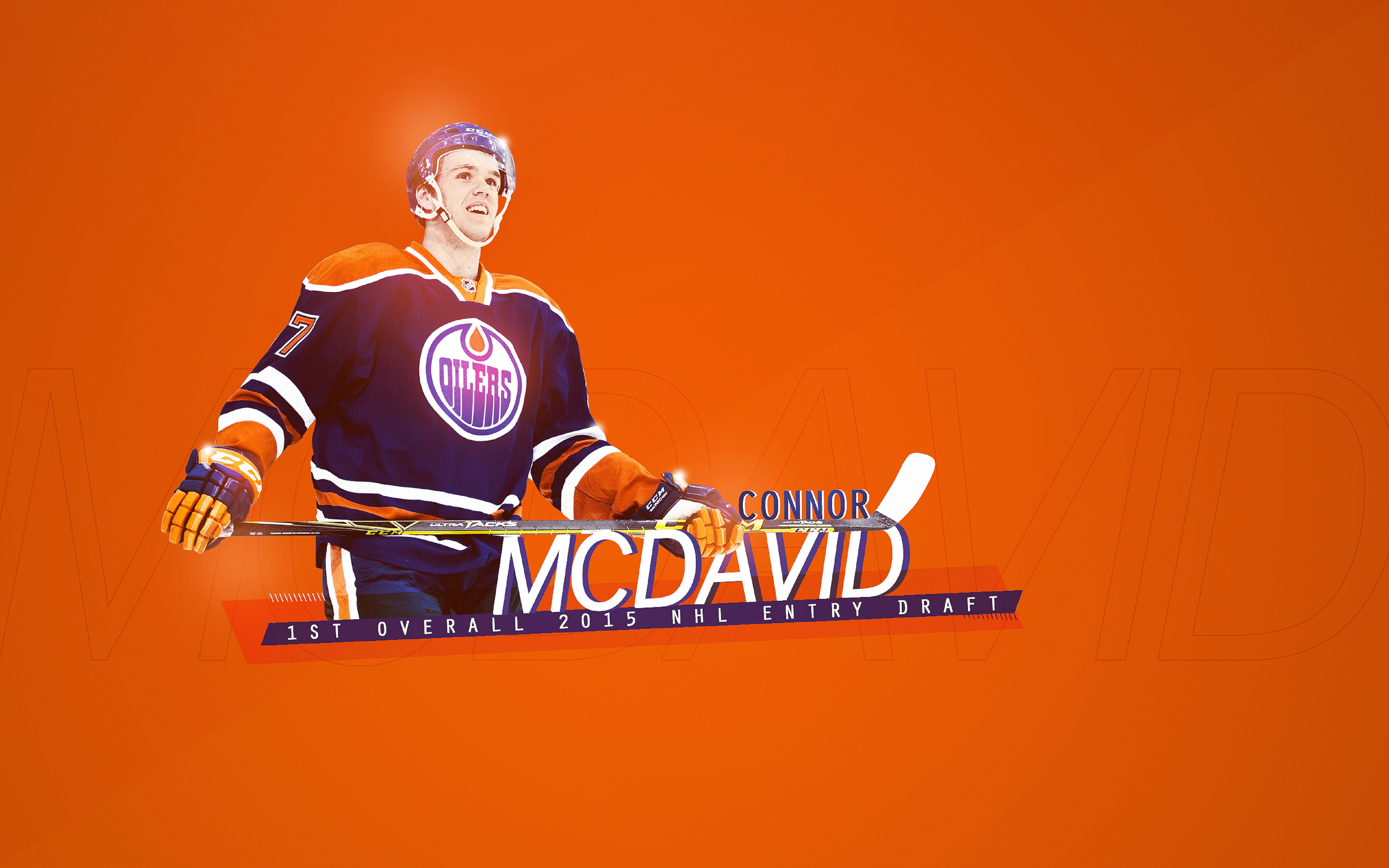 Oilers 桌布 壁紙 — Connor McDavid 身穿愛德蒙頓油人隊球衣，手持曲棍球棍，背景為鮮豔橙色並帶有選秀文字。