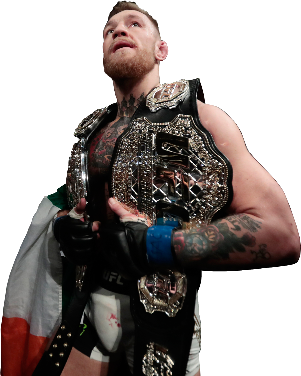康納·麥葛雷格 桌布 壁紙 — Conor McGregor 勝利地站立，手持UFC冠軍腰帶，愛爾蘭國旗披在肩上，背景為黑色。