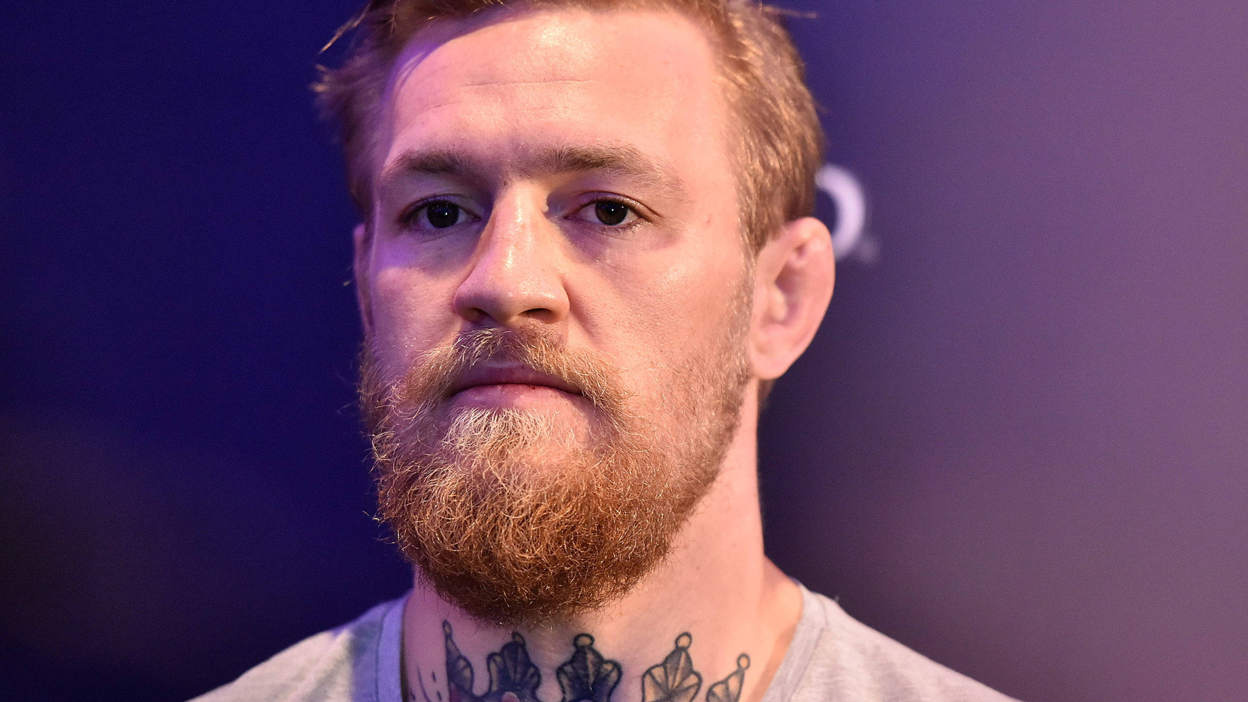 Mcgregor 桌布 壁紙 — Conor McGregor 的頭像特寫，紅鬍子及頸部刺青，紫色背景。