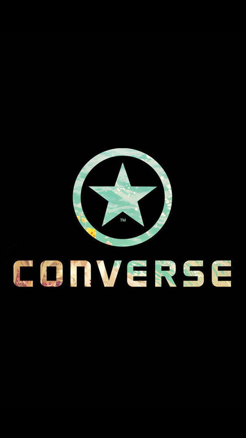 Converse 桌布 壁紙 — Converse 標誌，帶有星星和文字，以花卉圖案填充，黑色背景。