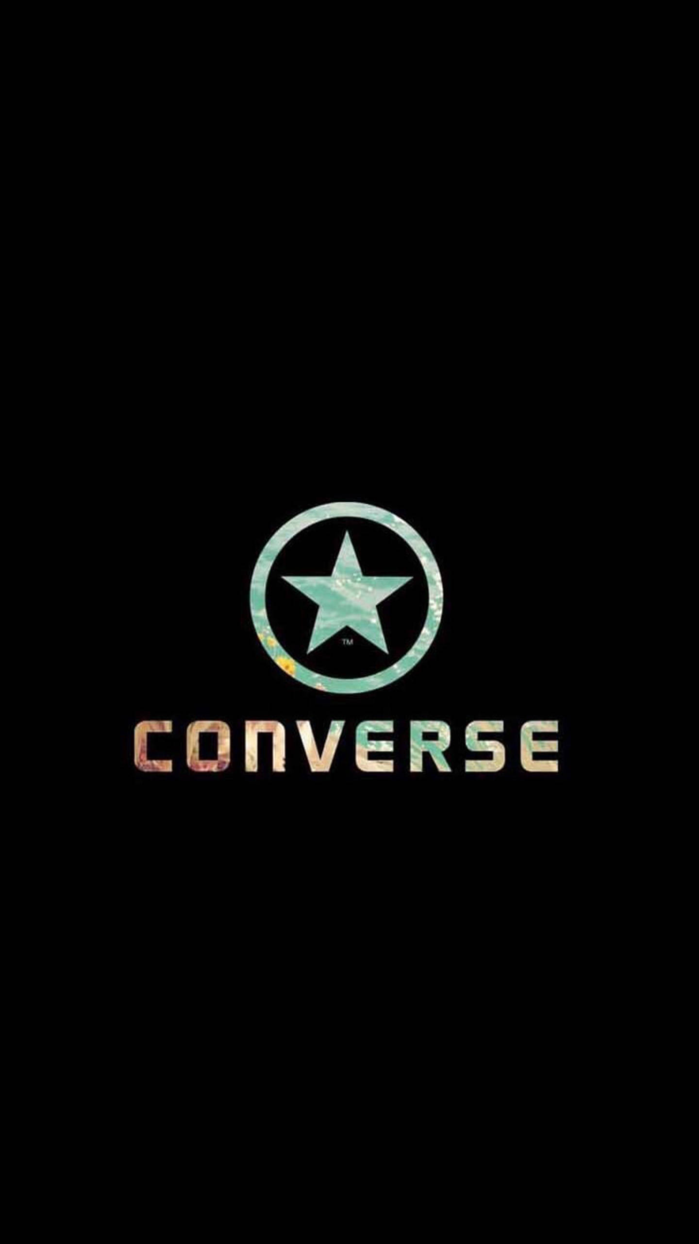 Converse Logo 桌布 壁紙 — Converse 標誌，帶有星星和圓形徽章，以質感青綠色和棕色色調為特色，居中於黑色背景上。