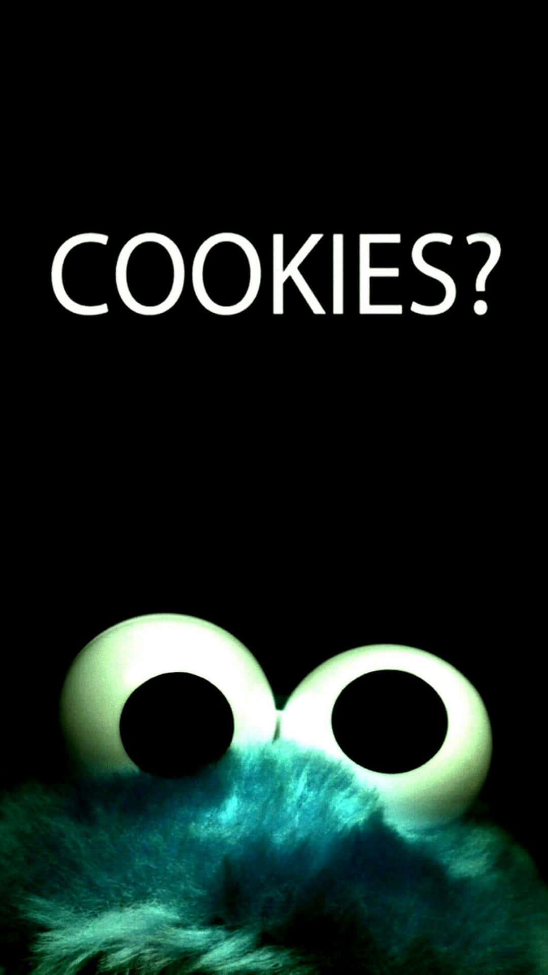 Sesame Street 桌布 壁紙 — Cookie Monster 發光的眼睛和藍綠色毛髮的特寫，背景為黑色，並有白色文字 COOKIES?。