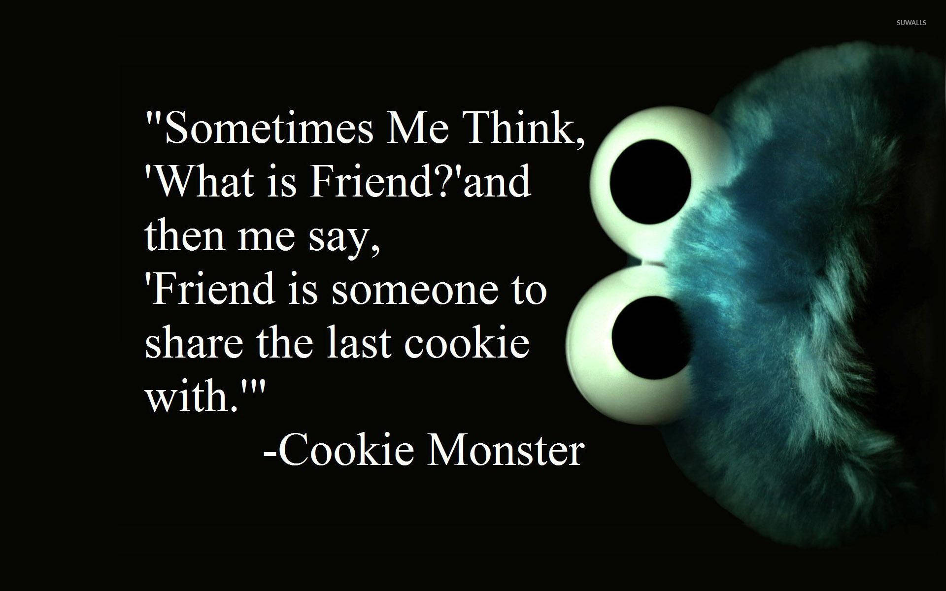 Best Friend Quotes 桌布 壁紙 — Cookie Monster 發光的眼睛從黑暗中窺視，旁邊是一句關於友誼和分享餅乾的名言。