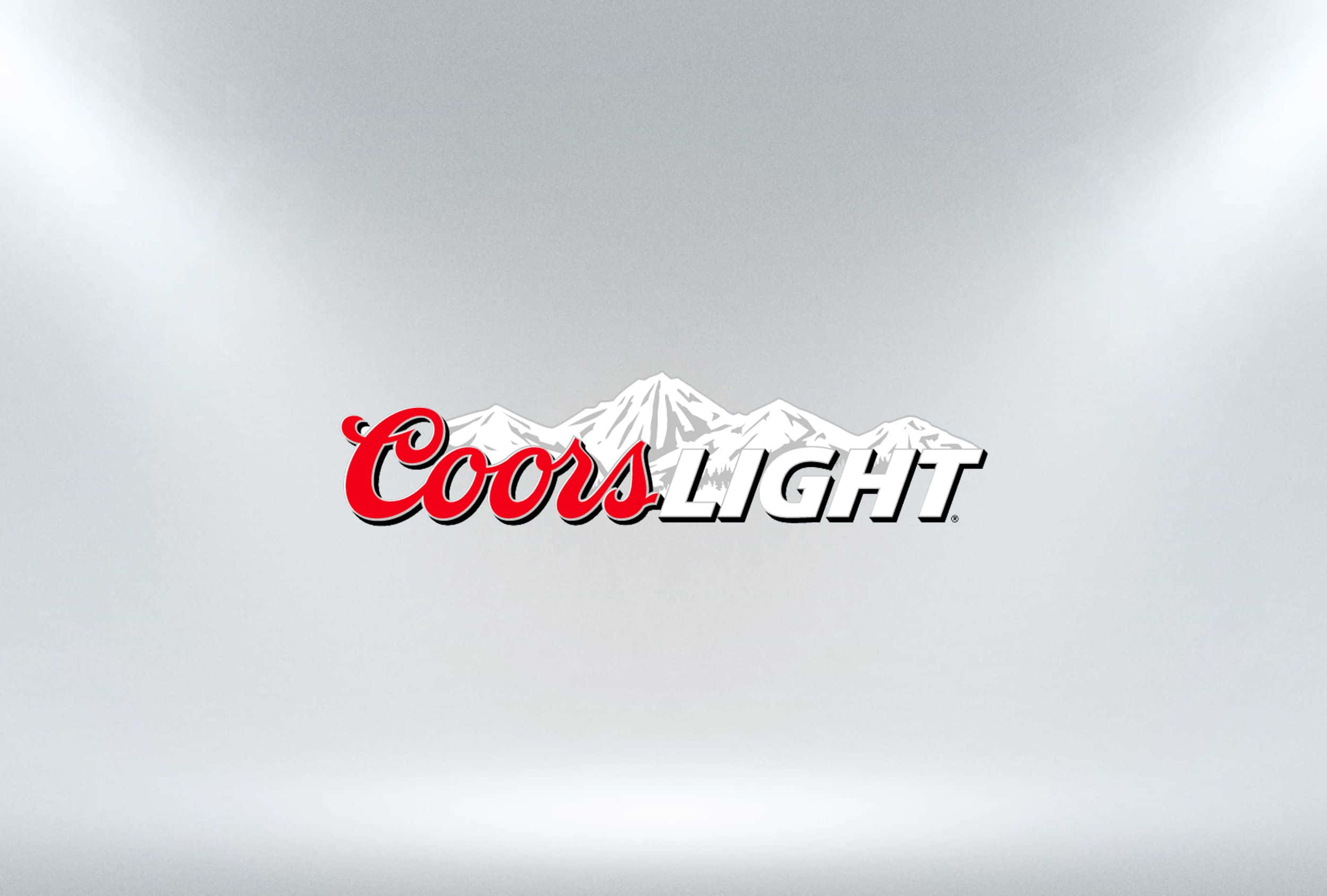 Beer 桌布 壁紙 — Coors Light 標誌，紅色文字和白色山脈剪影居中，背景為柔和漸變灰色。