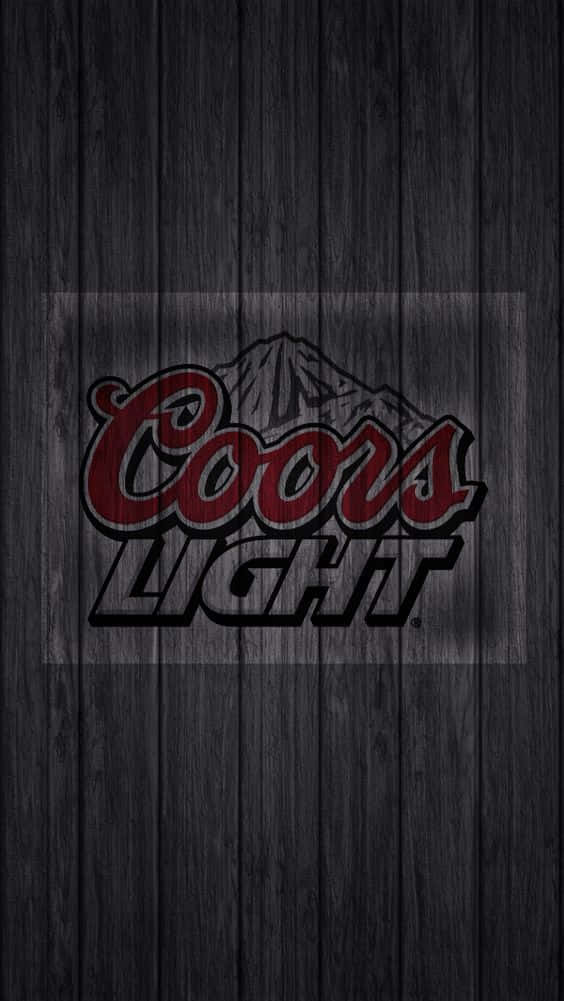 Coors Light 桌布 壁紙 — Coors Light 標誌以紅色和黑色呈現，帶有山峰剪影，背景為深色風化木板。