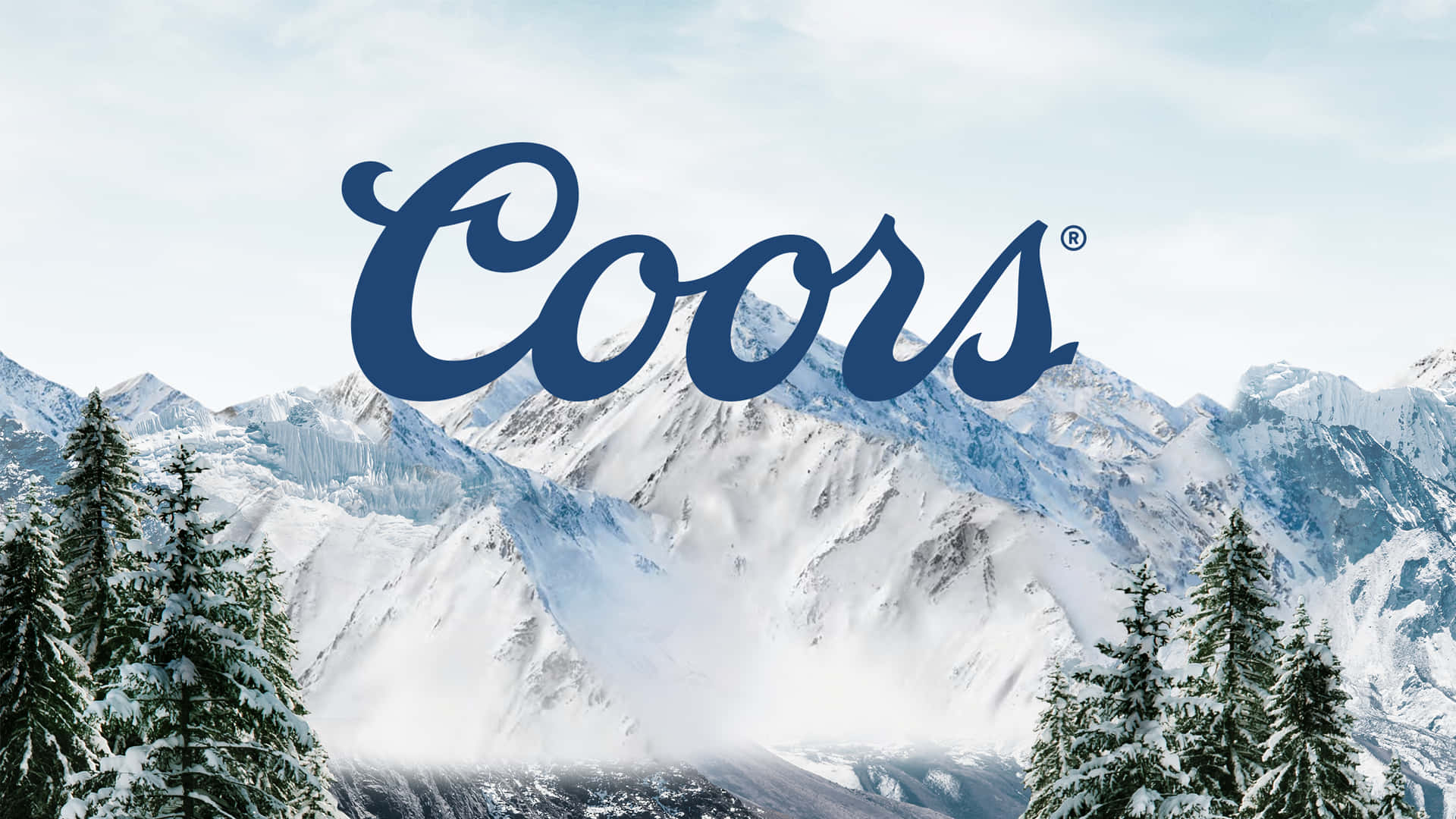 Coors Light 桌布 壁紙 — Coors 標誌以粗體藍色字體漂浮在白雪覆蓋的山脈和常青樹之上，天空蒼白。