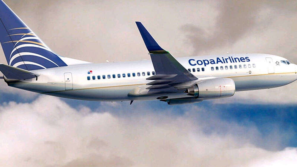 飛機 桌布 壁紙 — Copa Airlines 客機在 fluffy 白色雲層上方翱翔，藍天隱約可見。