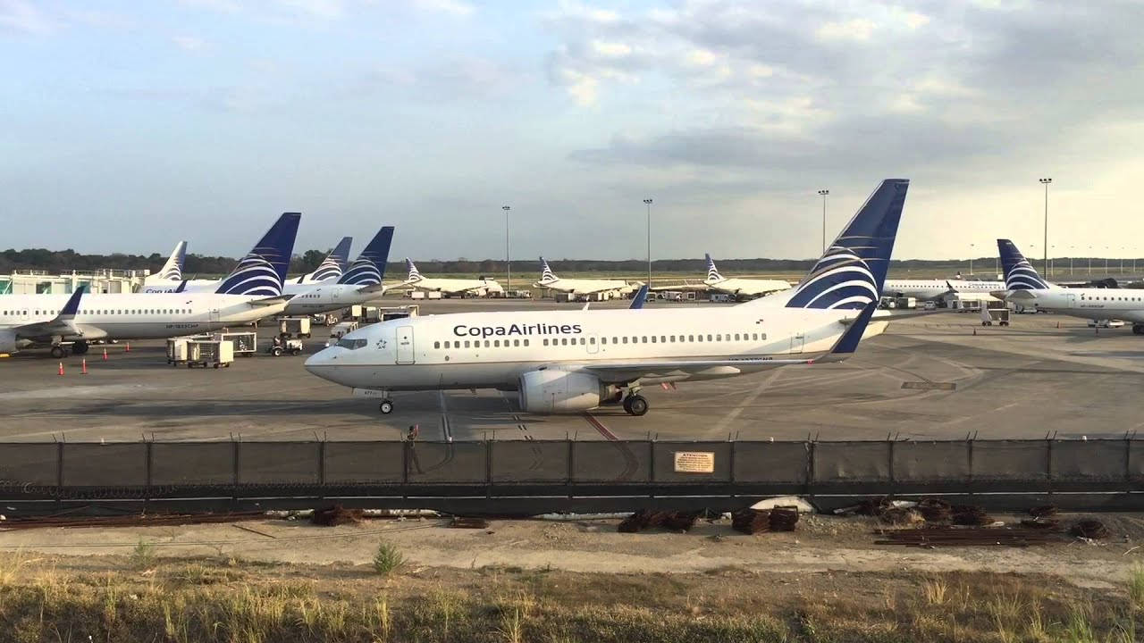 Airport 桌布 壁紙 — Copa Airlines 飛機整齊地停放在機場停機坪上，天空多雲。