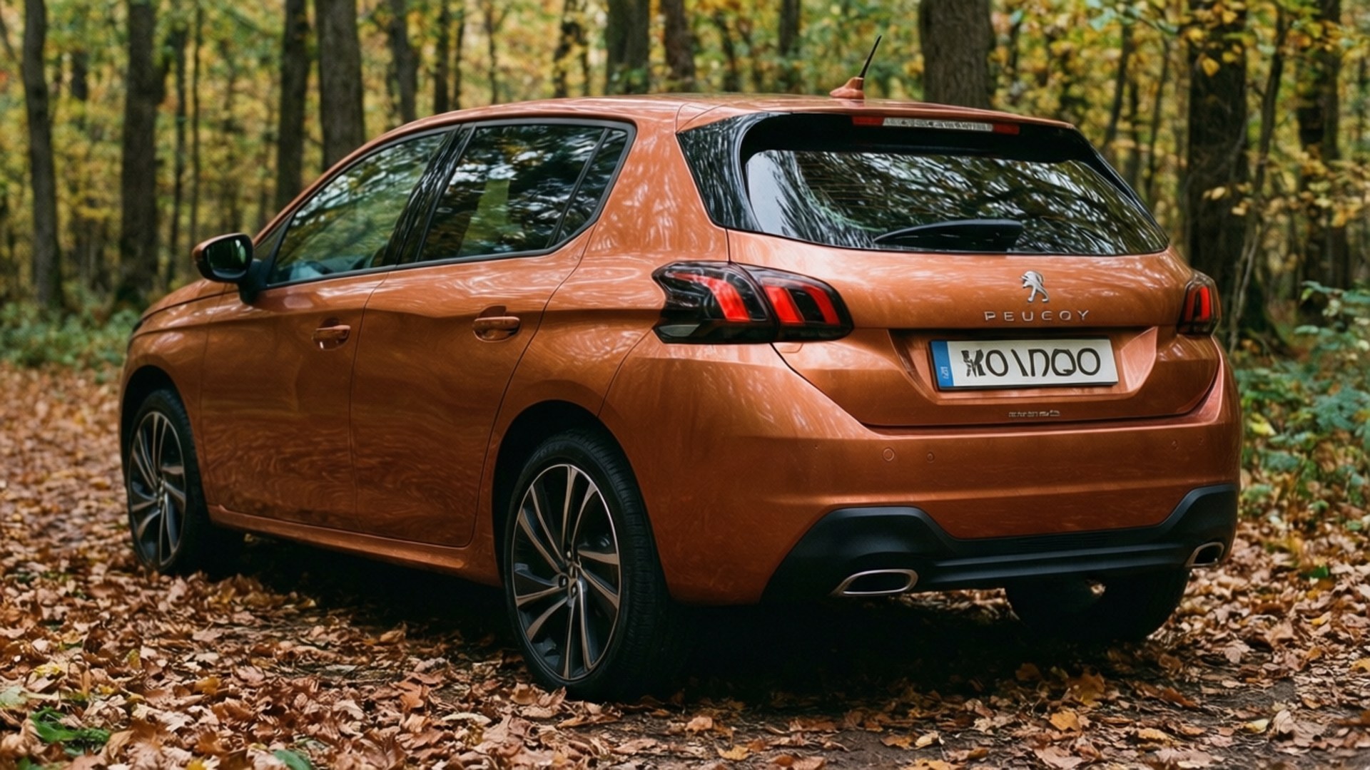 Autumn Copper 308 壁紙 — 一輛銅色的標緻208掀背車停在鋪滿落葉的森林地面上。